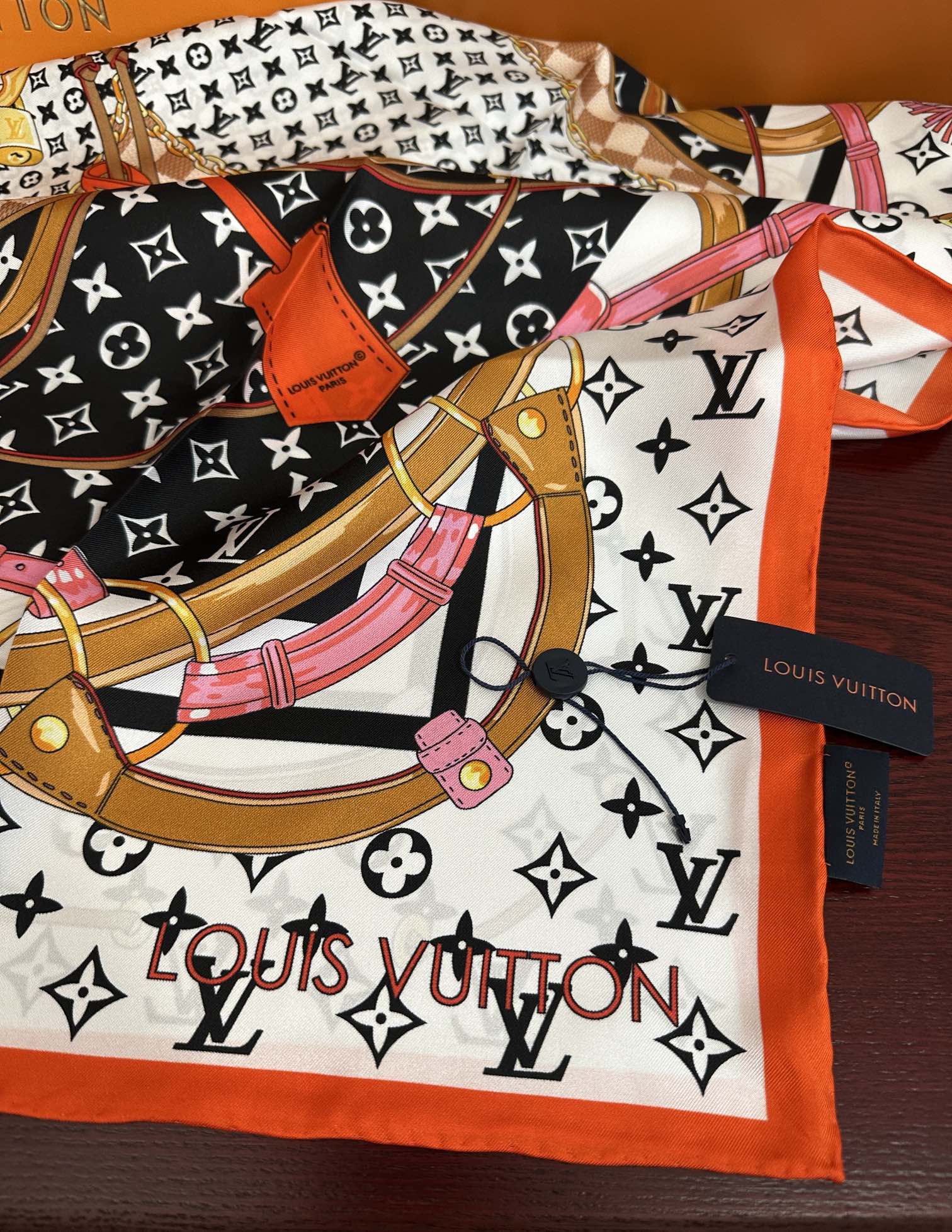 🆕 高版本LV 官网同步👍太美了庆祝Flower And StraPs 真丝方巾以瞩目笔触彰显雅致风范得