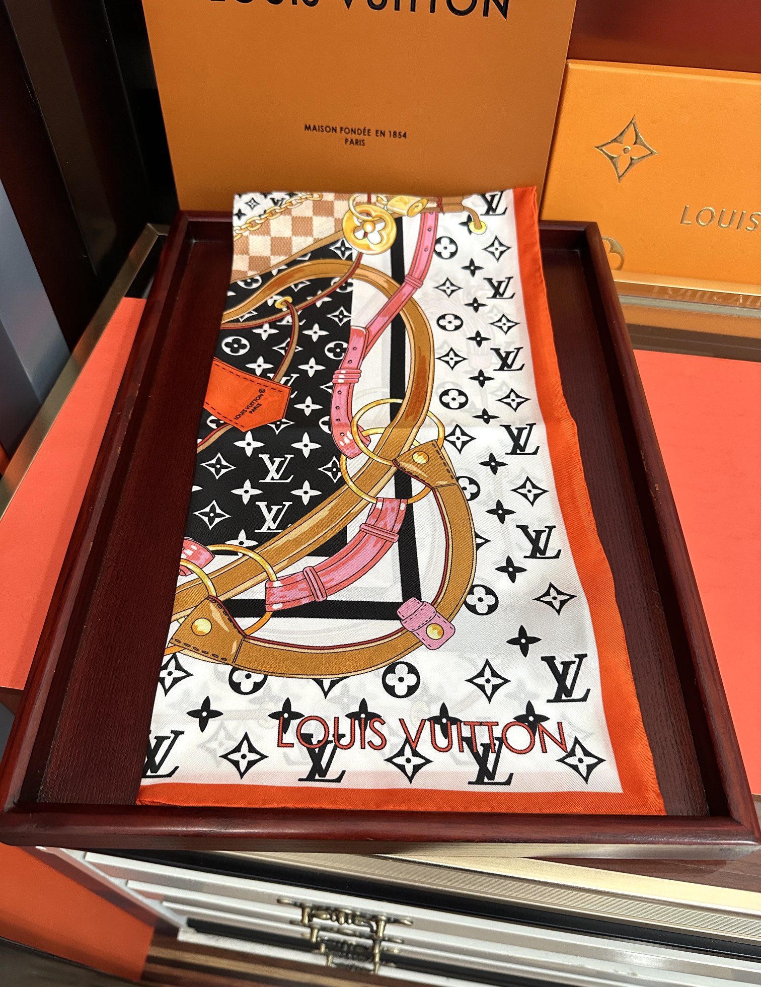 🆕 高版本LV 官网同步👍太美了庆祝Flower And StraPs 真丝方巾以瞩目笔触彰显雅致风范得