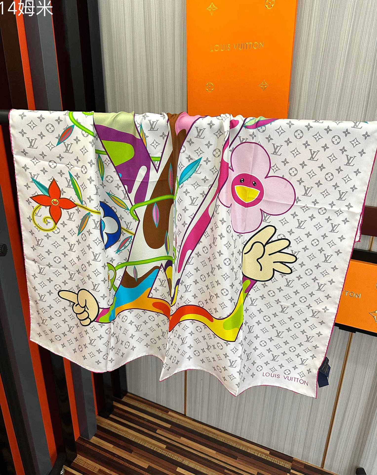 🆕 2010上新 LV 官网同步👍太美了庆祝Flower And StraPs 真丝方巾以瞩目笔触彰显雅