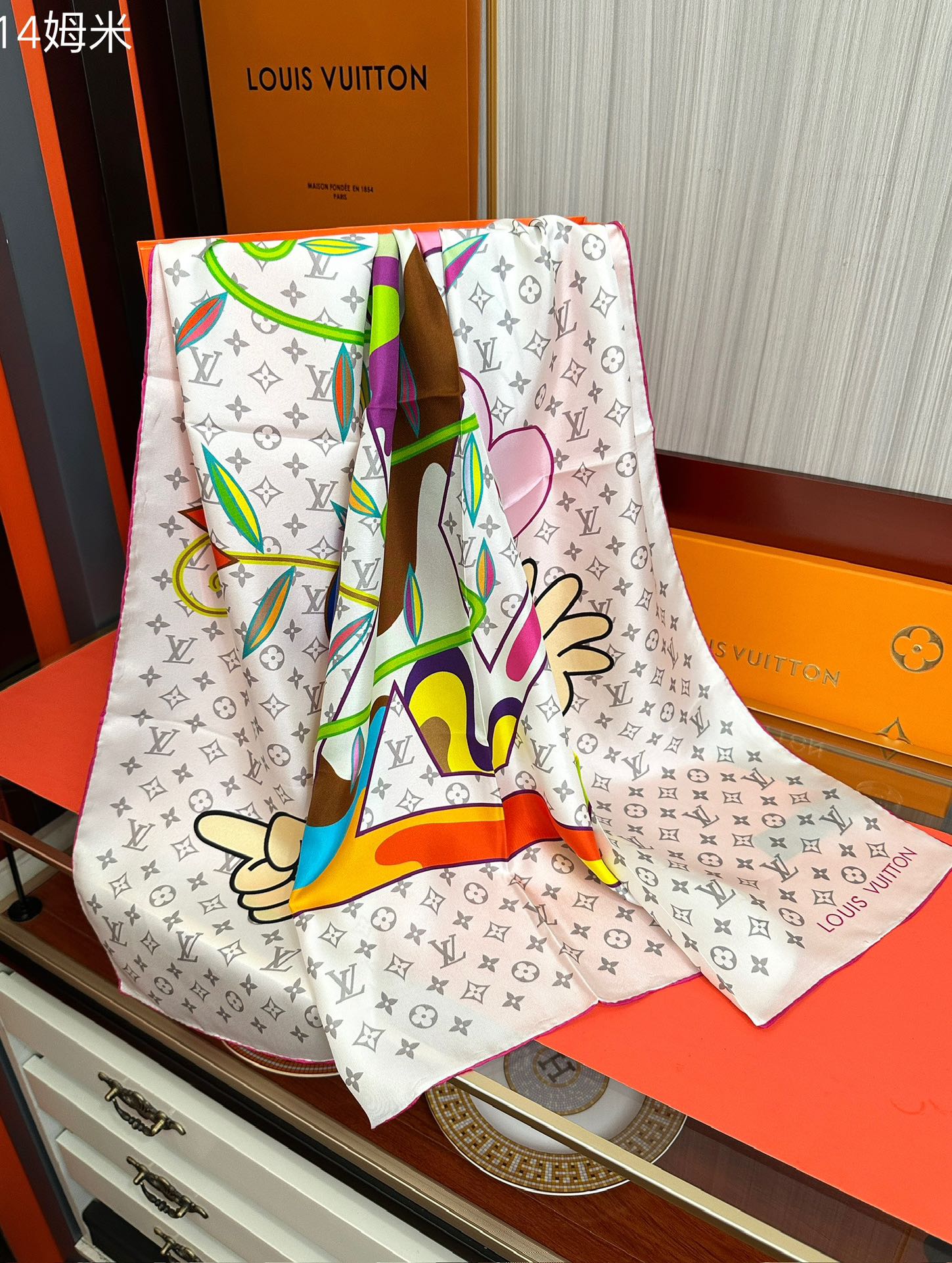 🆕 2010上新 LV 官网同步👍太美了庆祝Flower And StraPs 真丝方巾以瞩目笔触彰显雅