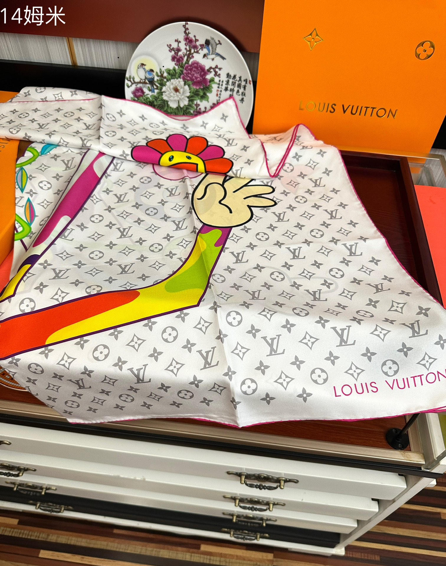 🆕 2010上新 LV 官网同步👍太美了庆祝Flower And StraPs 真丝方巾以瞩目笔触彰显雅