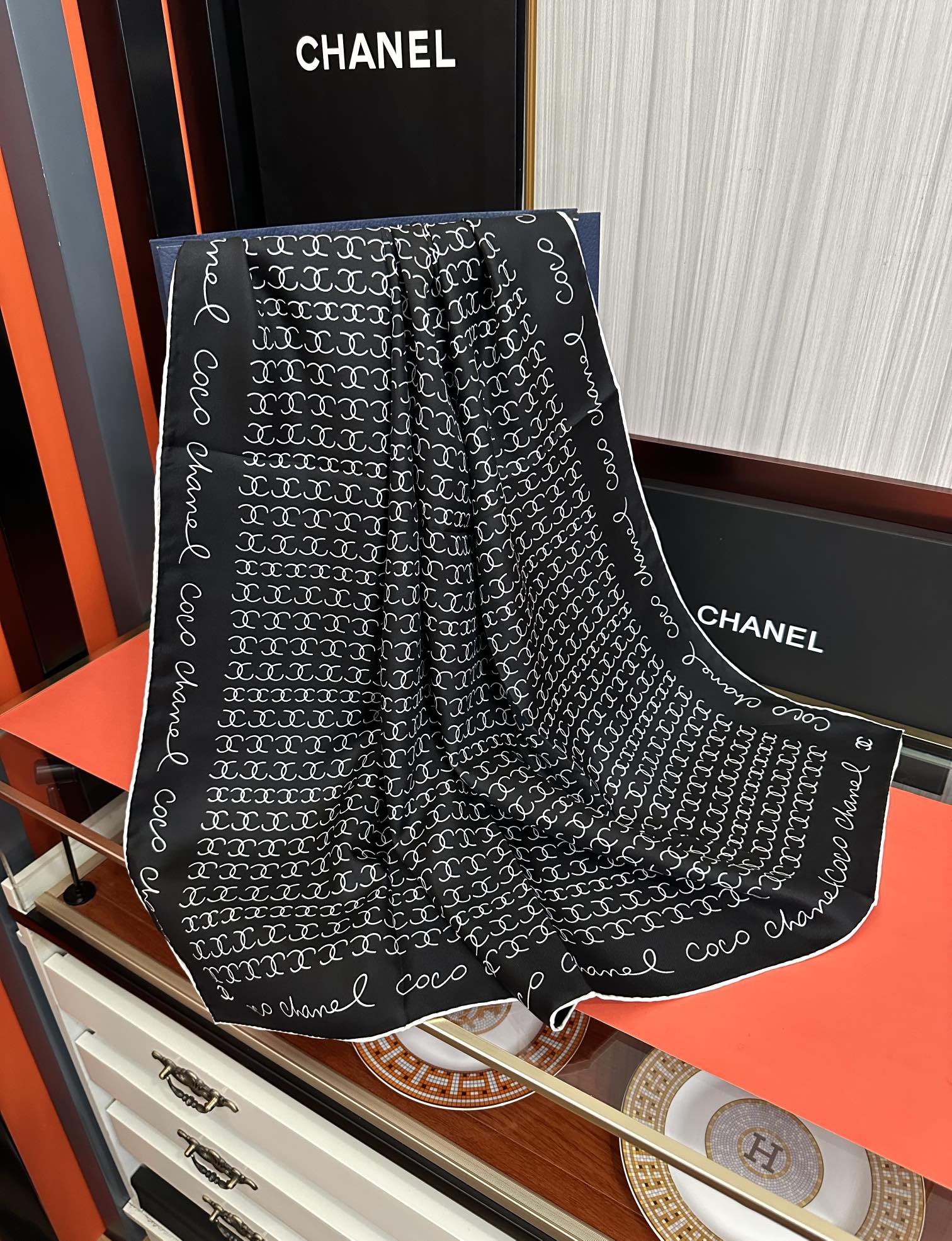 。2010高品质 香奈儿 【双C标志】太美了👍香奶奶永远都是比较经典發一条印有双C交织图案巧妙搭配得意简