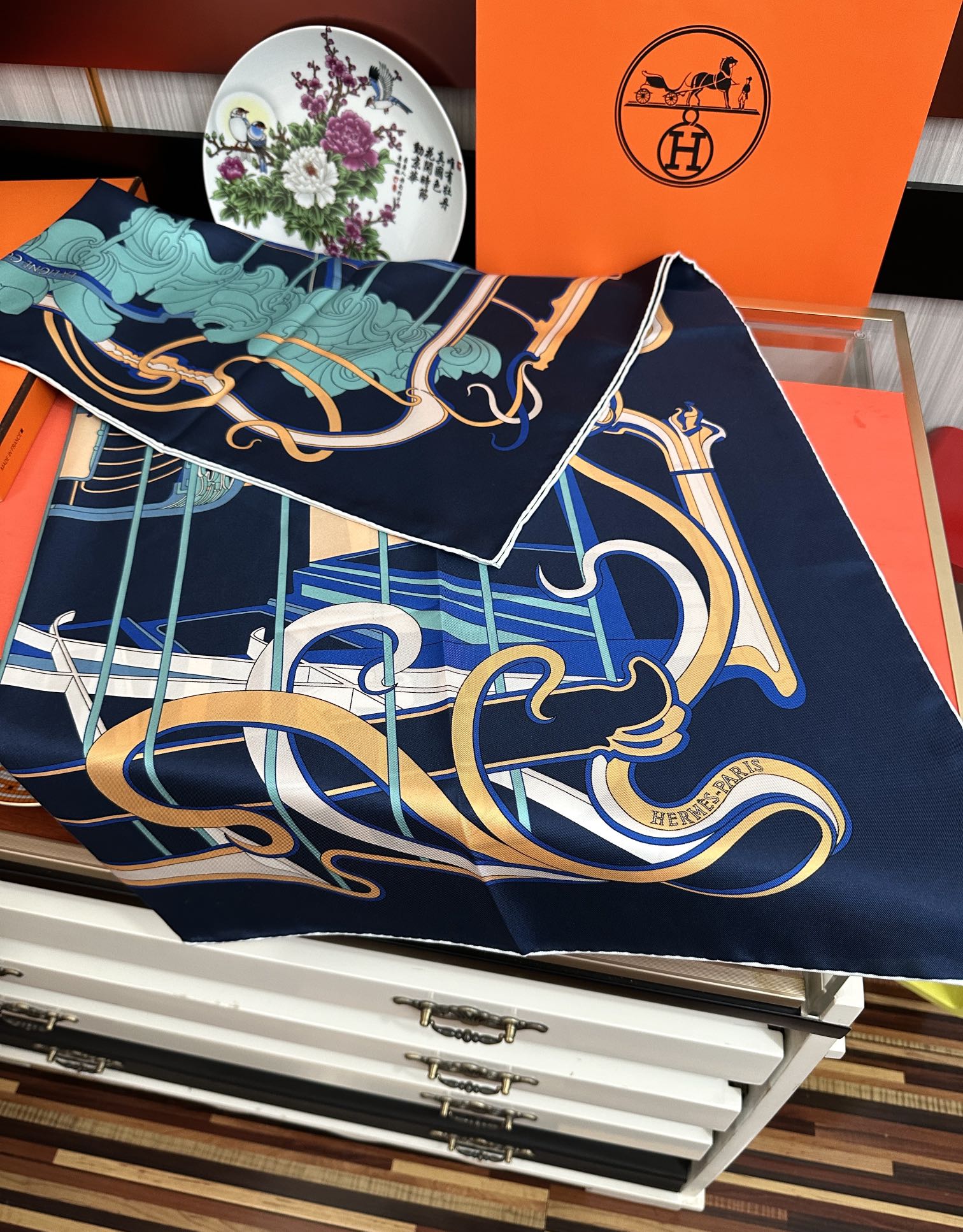 🆕新款爱马仕 【马鞭起舞线条版】90方巾 创作渊源在比利时的圣吉尔区嘴唇建筑师维克多•霍塔 
Horta