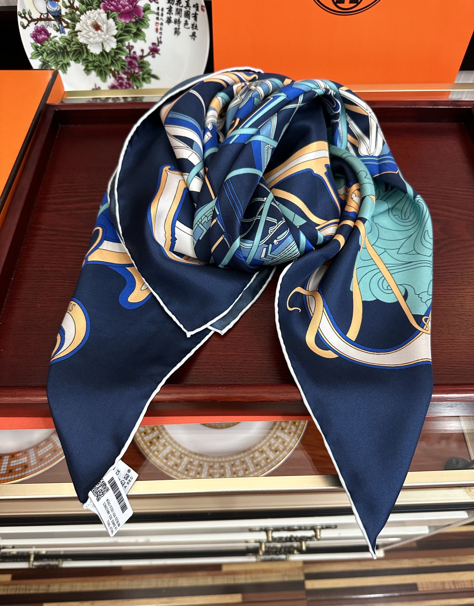 🆕新款爱马仕 【马鞭起舞线条版】90方巾 创作渊源在比利时的圣吉尔区嘴唇建筑师维克多•霍塔 
Horta