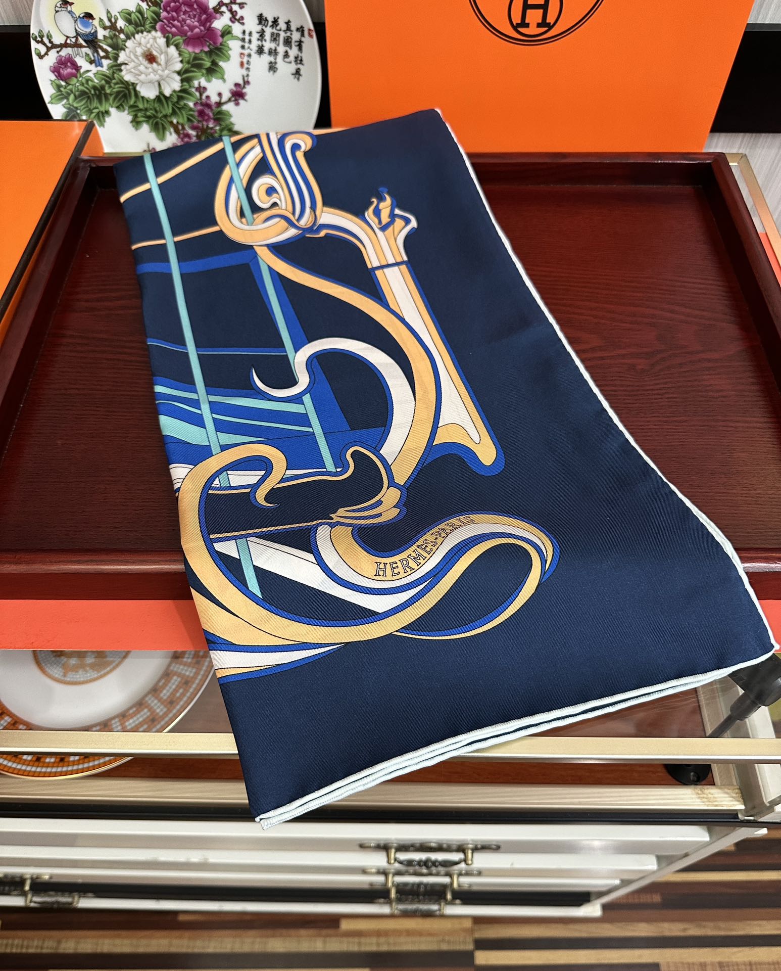 🆕新款爱马仕 【马鞭起舞线条版】90方巾 创作渊源在比利时的圣吉尔区嘴唇建筑师维克多•霍塔 
Horta