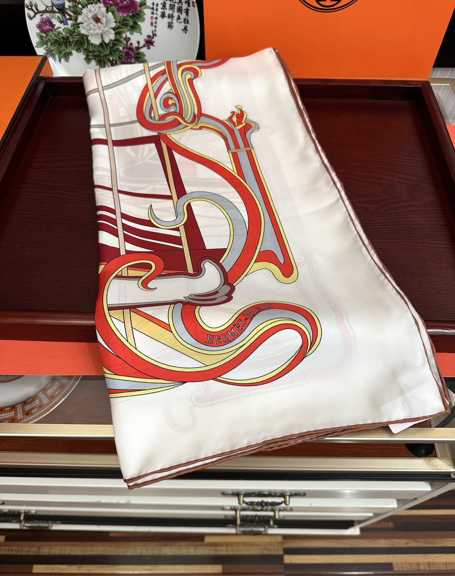 🆕新款爱马仕 【马鞭起舞线条版】90方巾 创作渊源在比利时的圣吉尔区嘴唇建筑师维克多•霍塔 
Horta