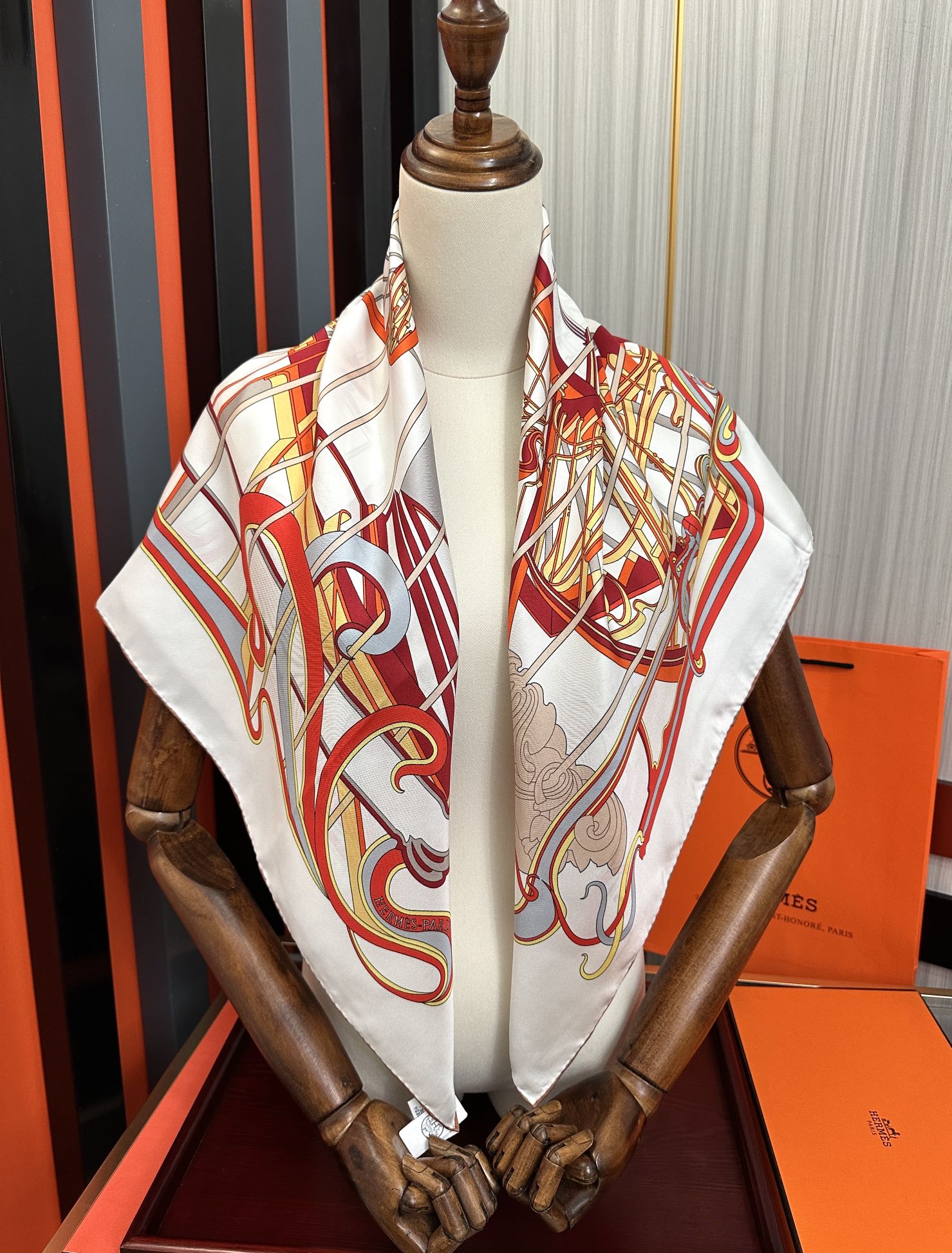 🆕新款爱马仕 【马鞭起舞线条版】90方巾 创作渊源在比利时的圣吉尔区嘴唇建筑师维克多•霍塔 
Horta