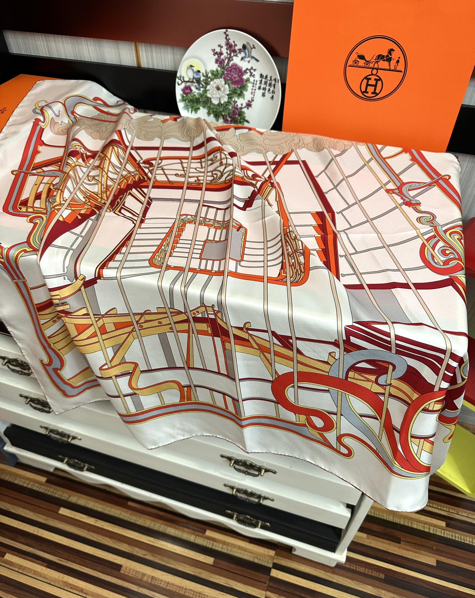 🆕新款爱马仕 【马鞭起舞线条版】90方巾 创作渊源在比利时的圣吉尔区嘴唇建筑师维克多•霍塔 
Horta