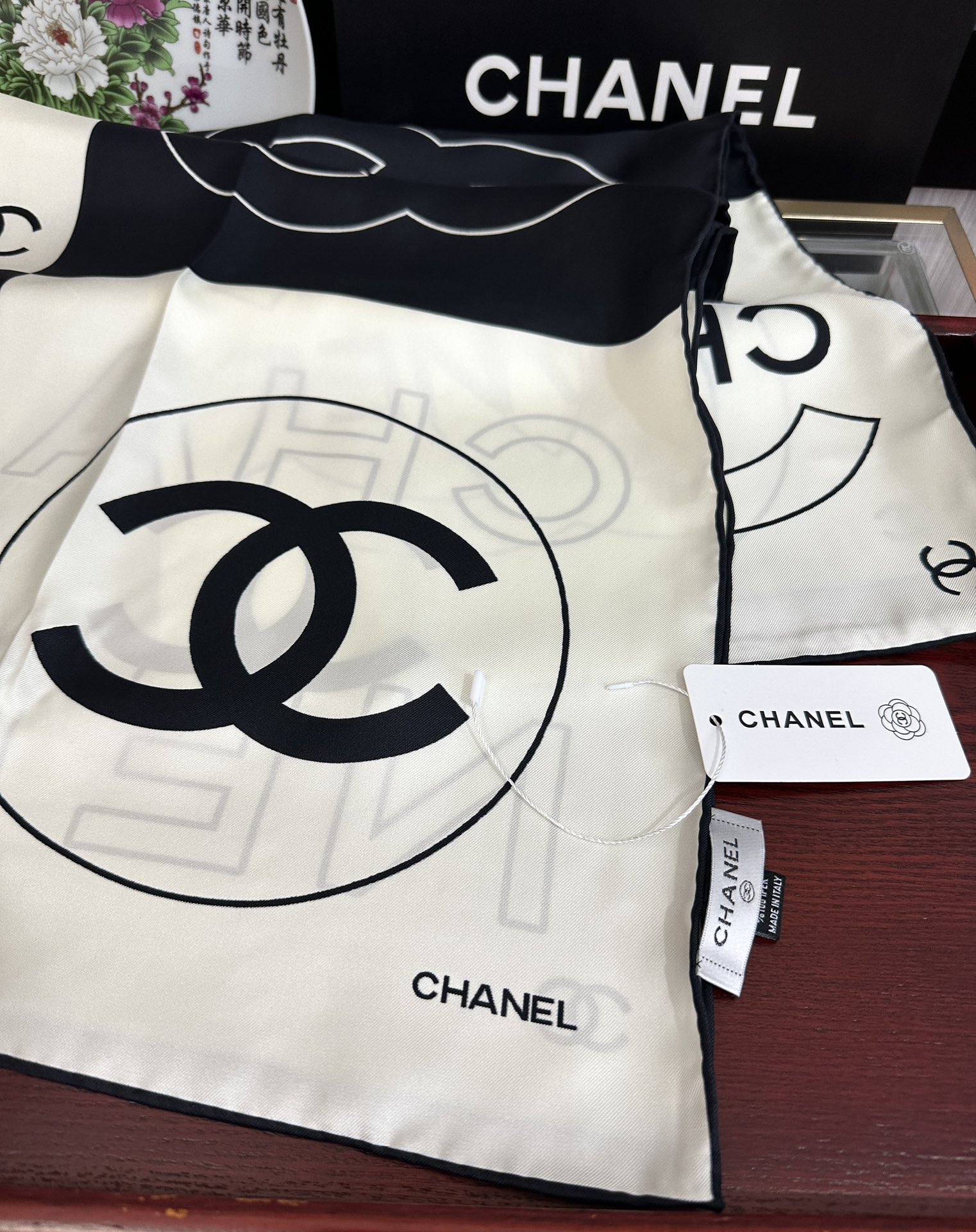 。上新 香奈儿 官网同步👍【18mm顶级真丝双面同色90方巾】春夏方巾设计真的好有突破
黑白格大气经典得