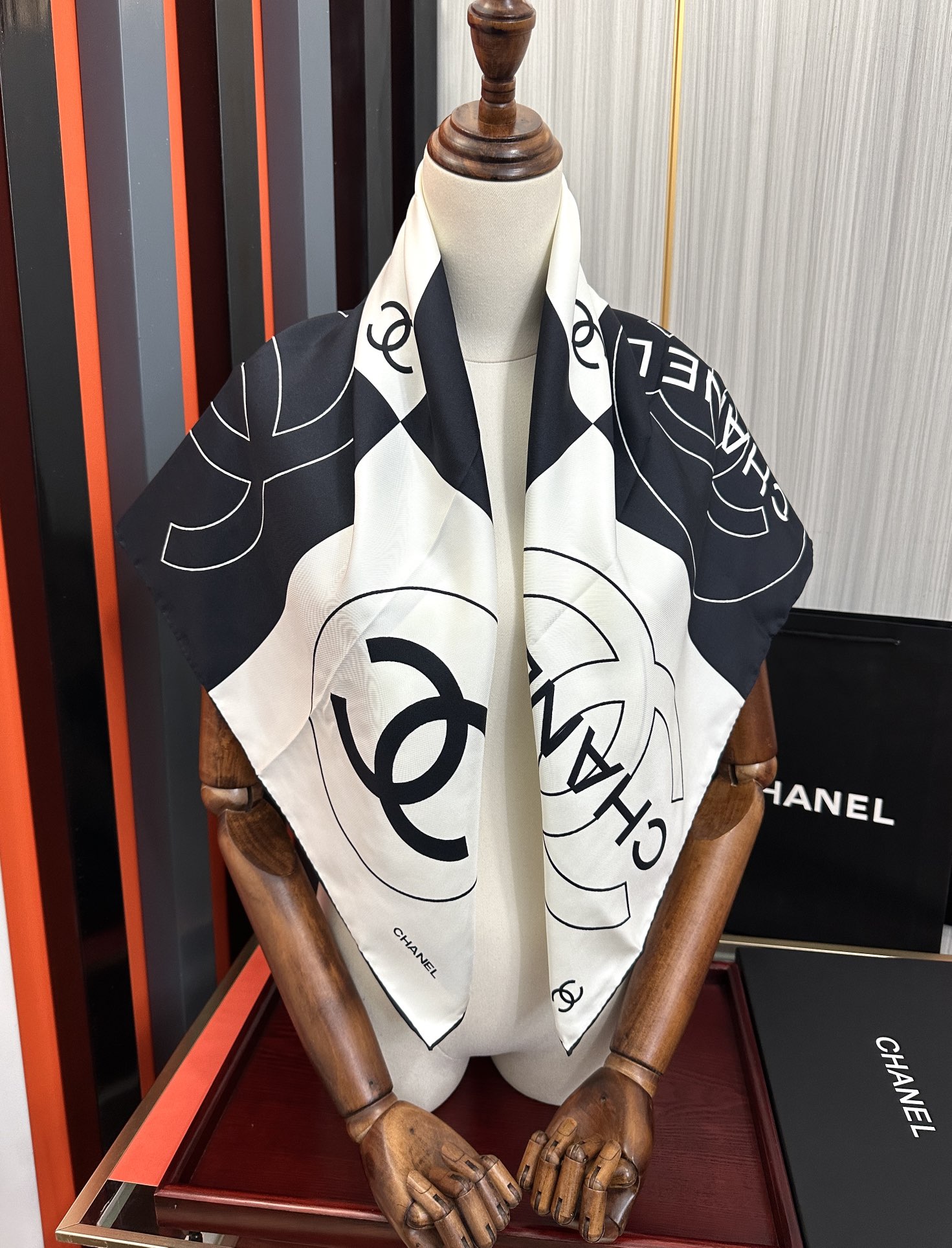 。上新 香奈儿 官网同步👍【18mm顶级真丝双面同色90方巾】春夏方巾设计真的好有突破
黑白格大气经典得