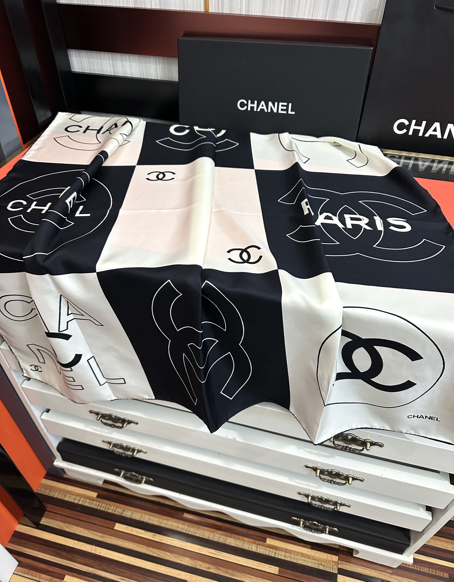 。上新 香奈儿 官网同步👍【18mm顶级真丝双面同色90方巾】春夏方巾设计真的好有突破
黑白格大气经典得