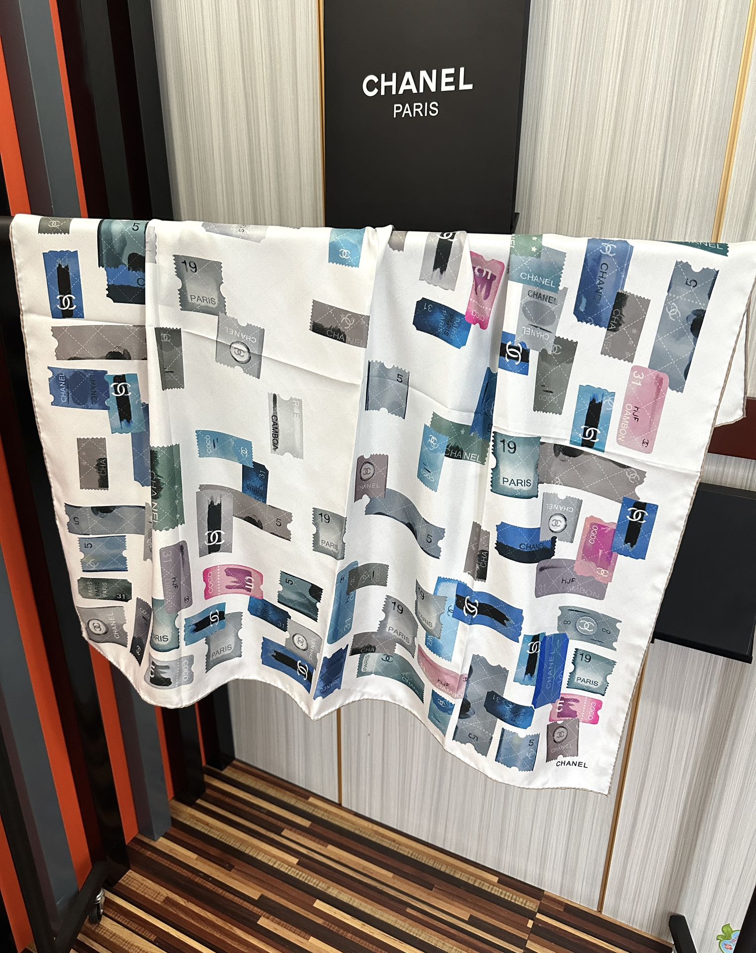 高版本。香奈儿24k邮票方巾 官网同步 这一款方巾以邮票元素为主得意除此之外还有成衣、小丝巾的设计颜色明