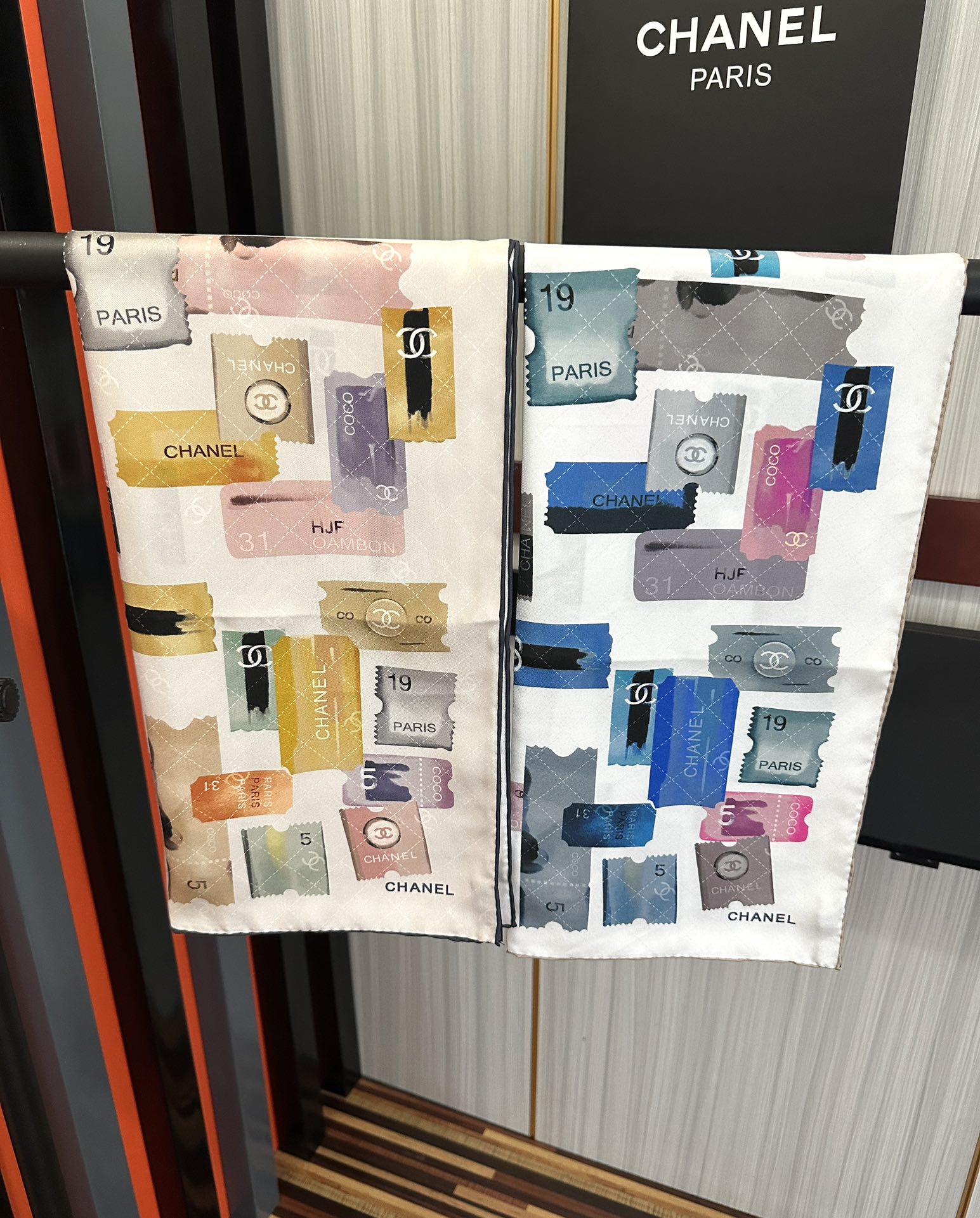 高版本。香奈儿24k邮票方巾 官网同步 这一款方巾以邮票元素为主得意除此之外还有成衣、小丝巾的设计颜色明