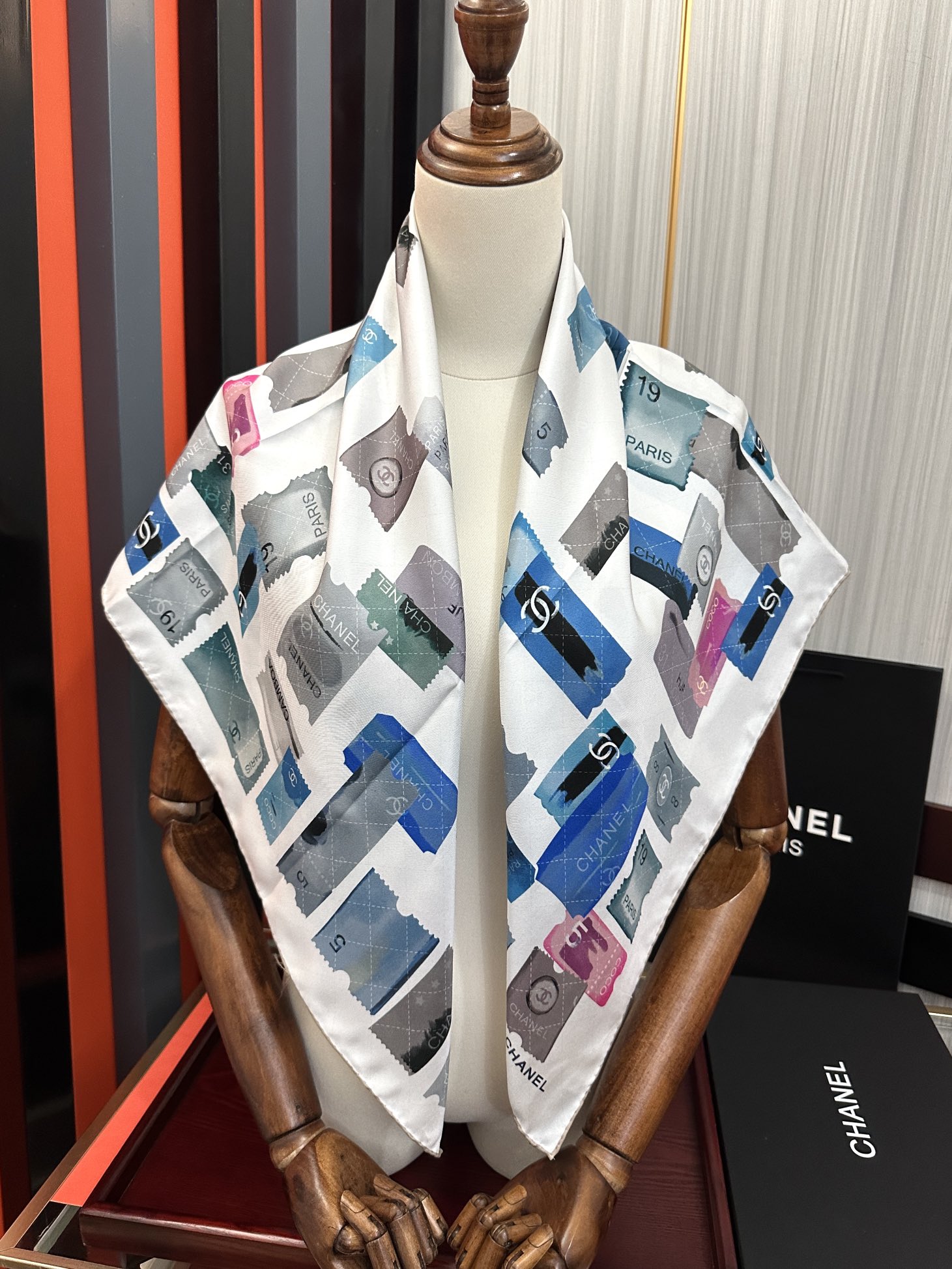 高版本。香奈儿24k邮票方巾 官网同步 这一款方巾以邮票元素为主得意除此之外还有成衣、小丝巾的设计颜色明