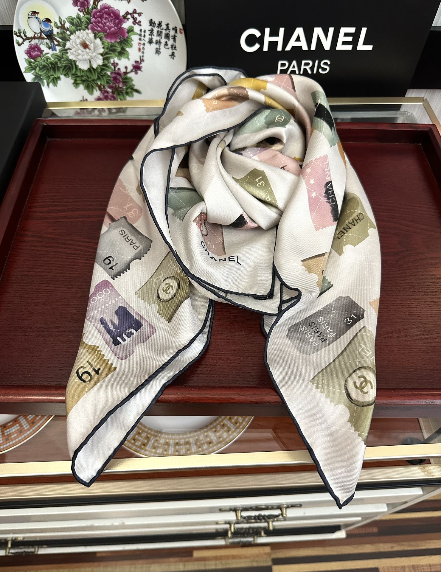高版本。香奈儿24k邮票方巾 官网同步 这一款方巾以邮票元素为主得意除此之外还有成衣、小丝巾的设计颜色明