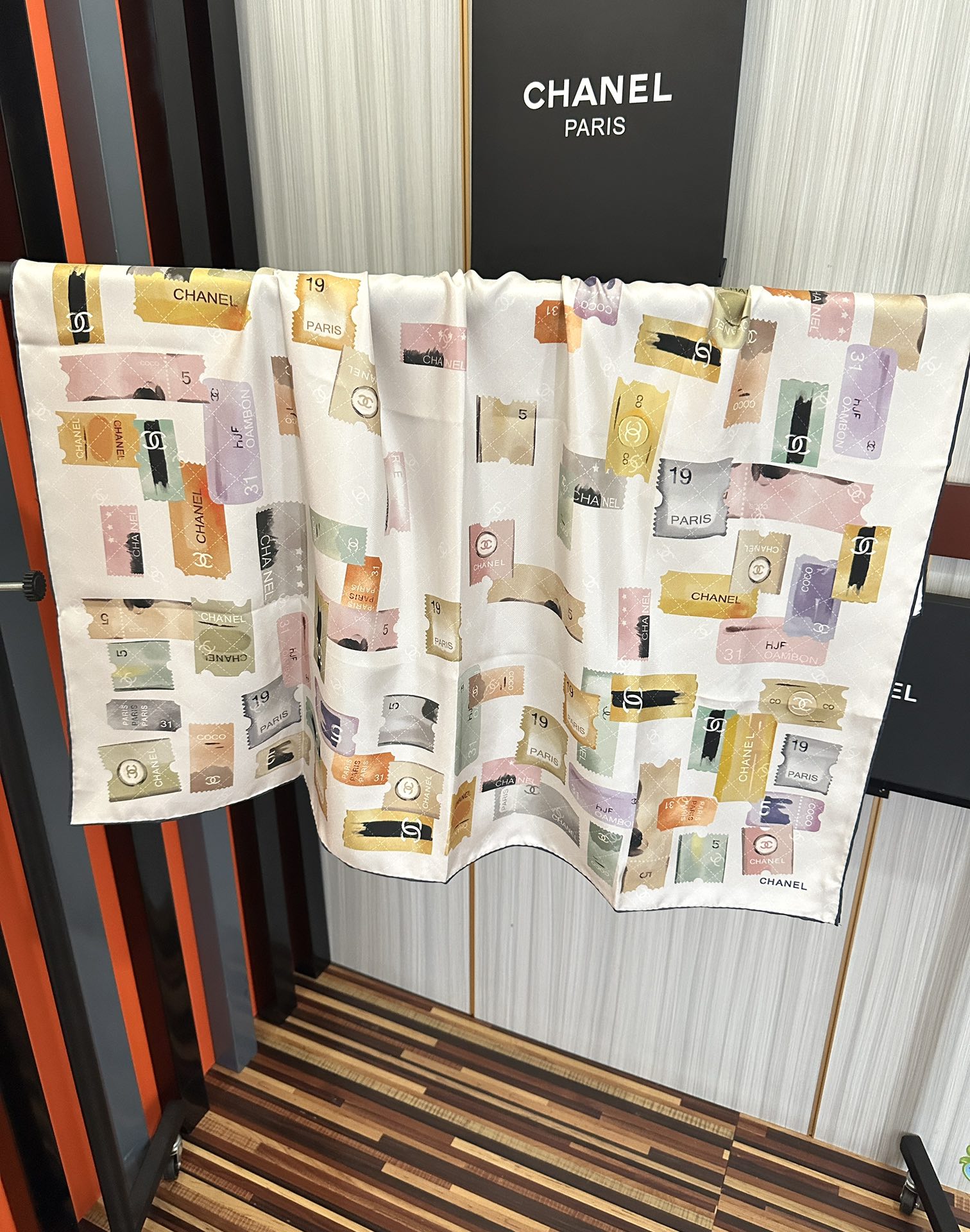 高版本。香奈儿24k邮票方巾 官网同步 这一款方巾以邮票元素为主得意除此之外还有成衣、小丝巾的设计颜色明