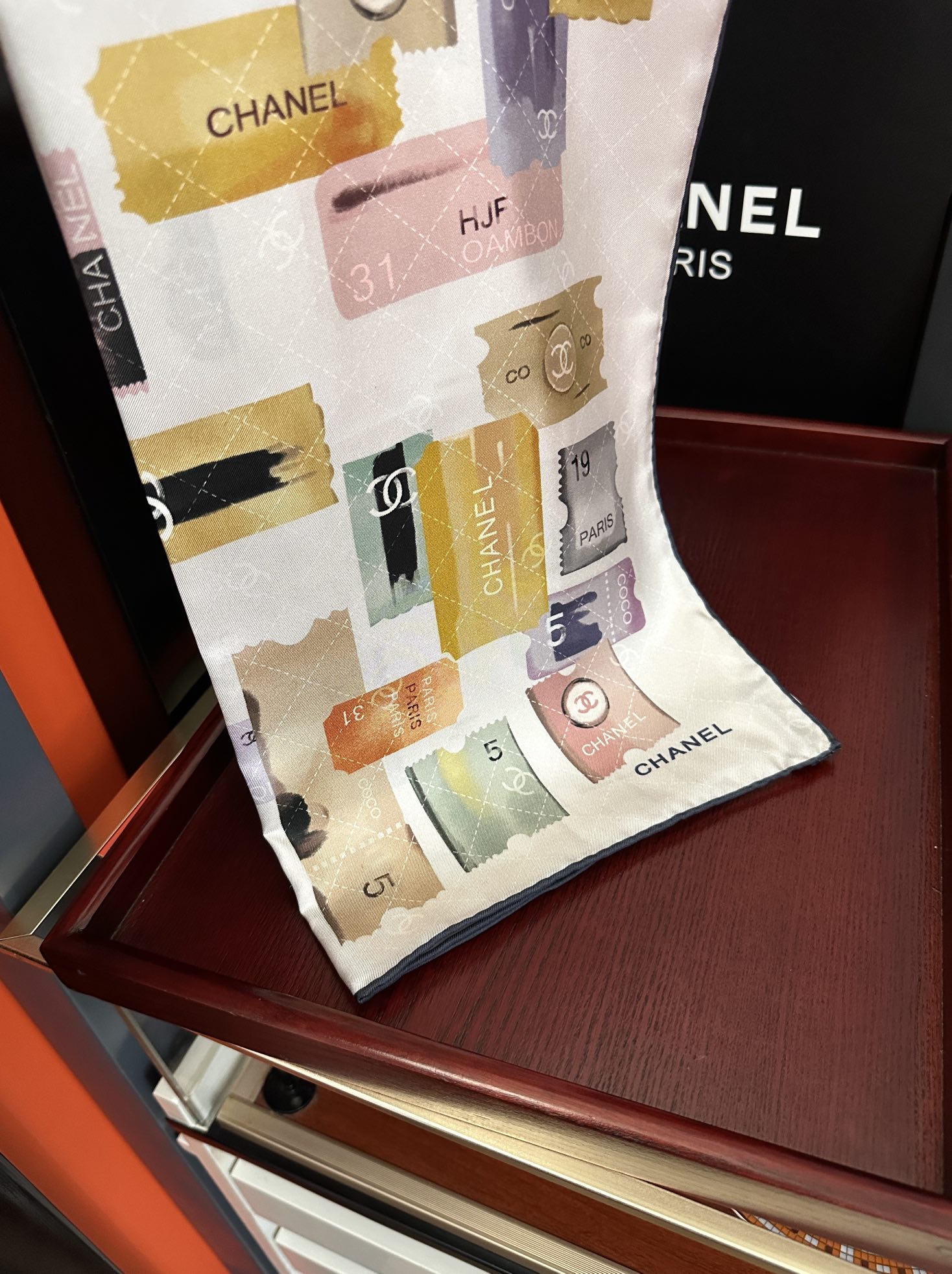 高版本。香奈儿24k邮票方巾 官网同步 这一款方巾以邮票元素为主得意除此之外还有成衣、小丝巾的设计颜色明