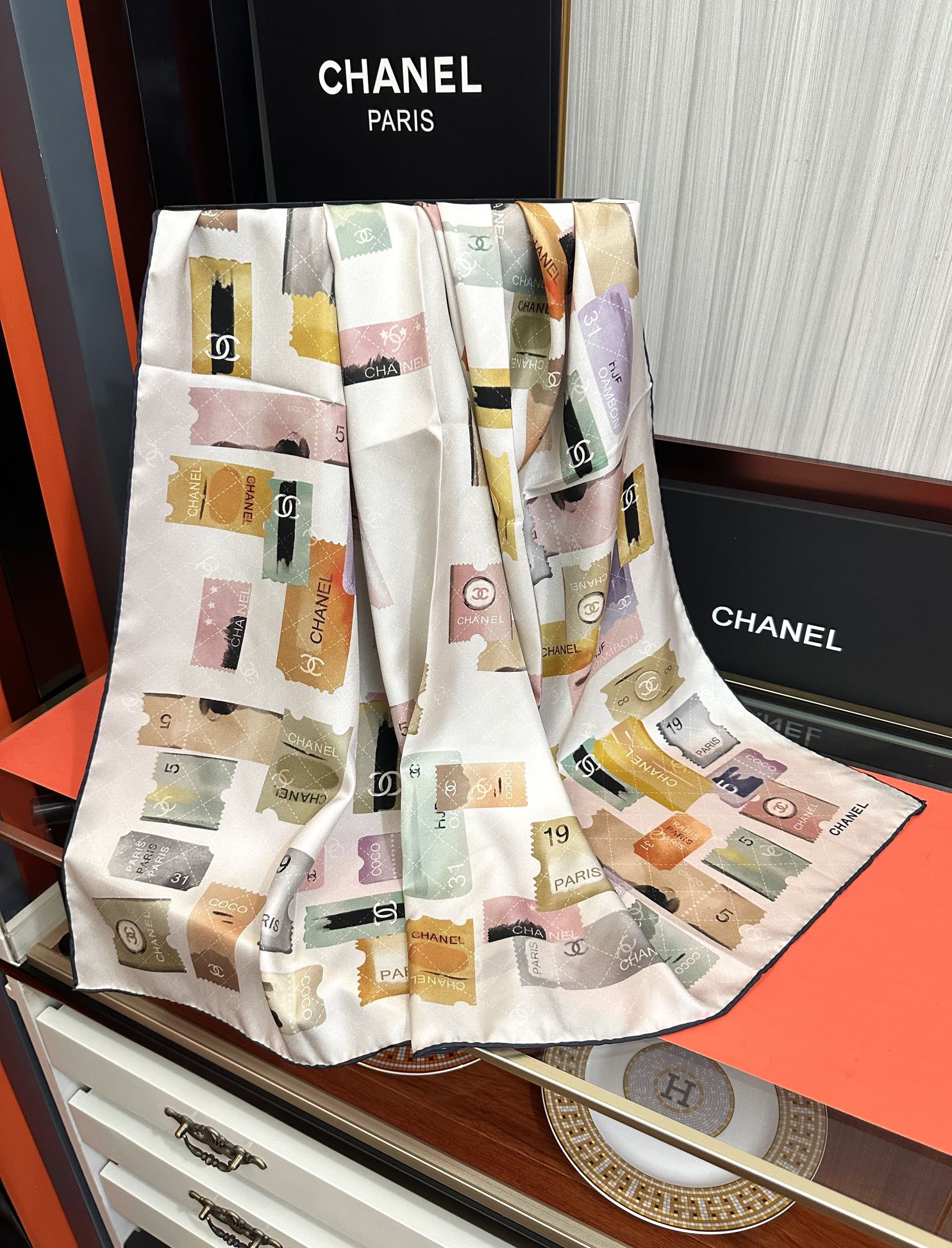 高版本。香奈儿24k邮票方巾 官网同步 这一款方巾以邮票元素为主得意除此之外还有成衣、小丝巾的设计颜色明