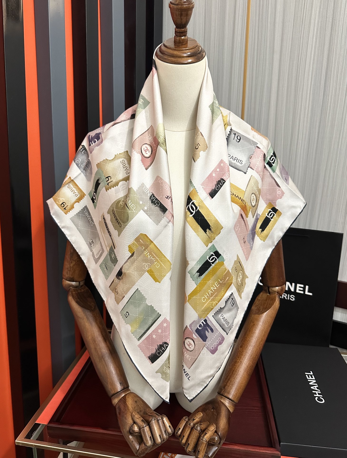 高版本。香奈儿24k邮票方巾 官网同步 这一款方巾以邮票元素为主得意除此之外还有成衣、小丝巾的设计颜色明