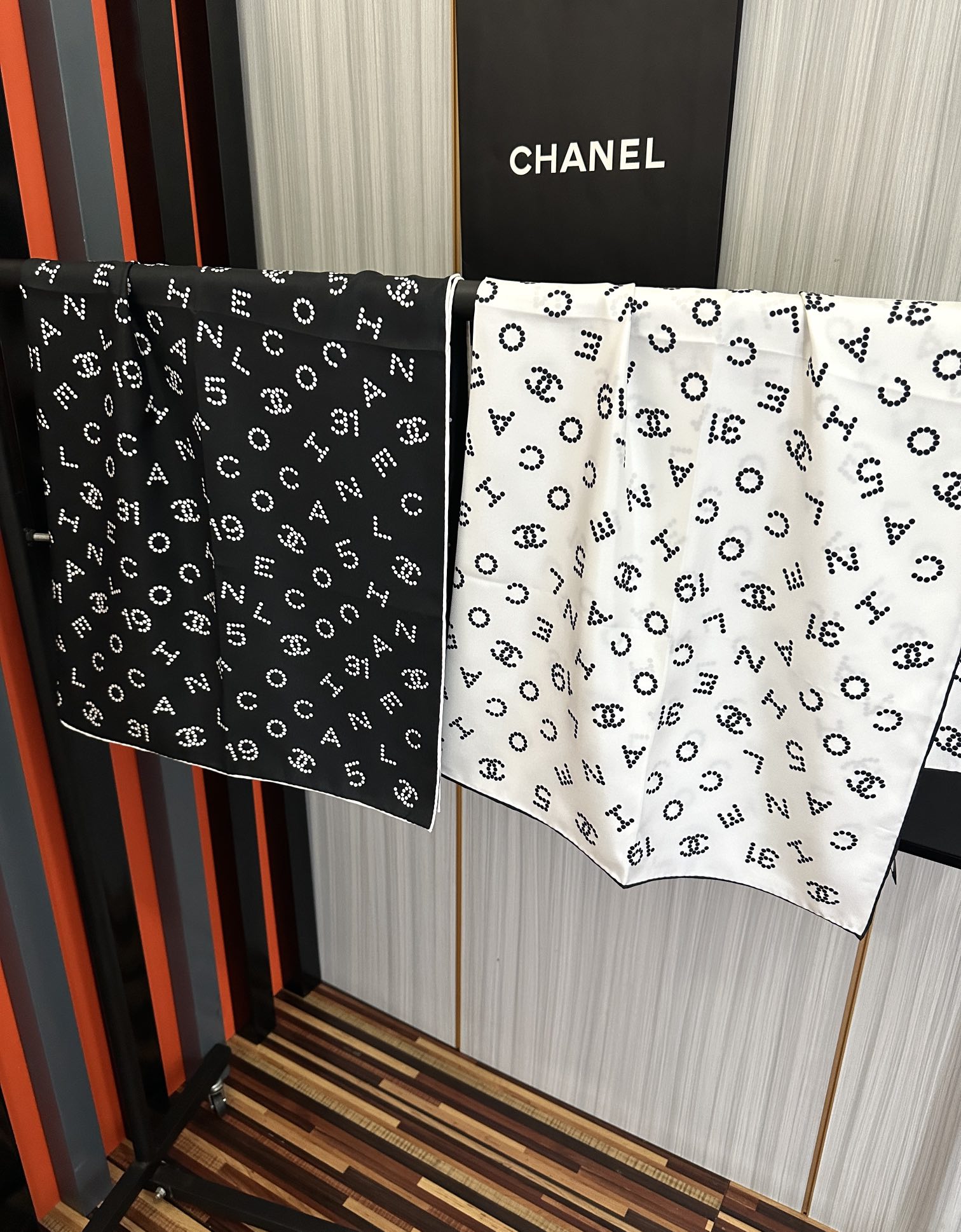 。 2010香奈儿 官网同步【双面同色 18姆米】 高版本👍香奶奶永远都是比较经典發一条印有字母Logo