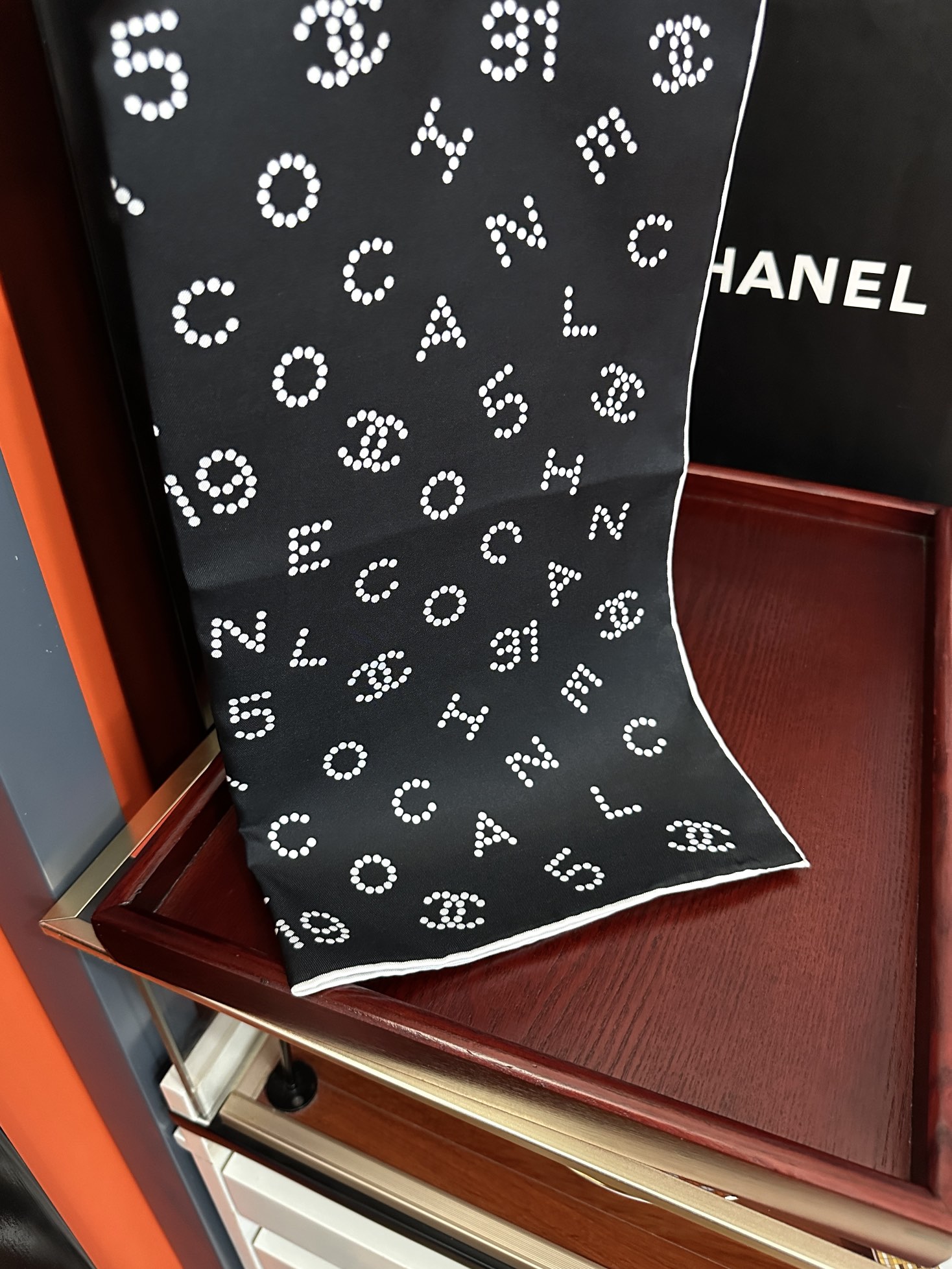 。 2010香奈儿 官网同步【双面同色 18姆米】 高版本👍香奶奶永远都是比较经典發一条印有字母Logo