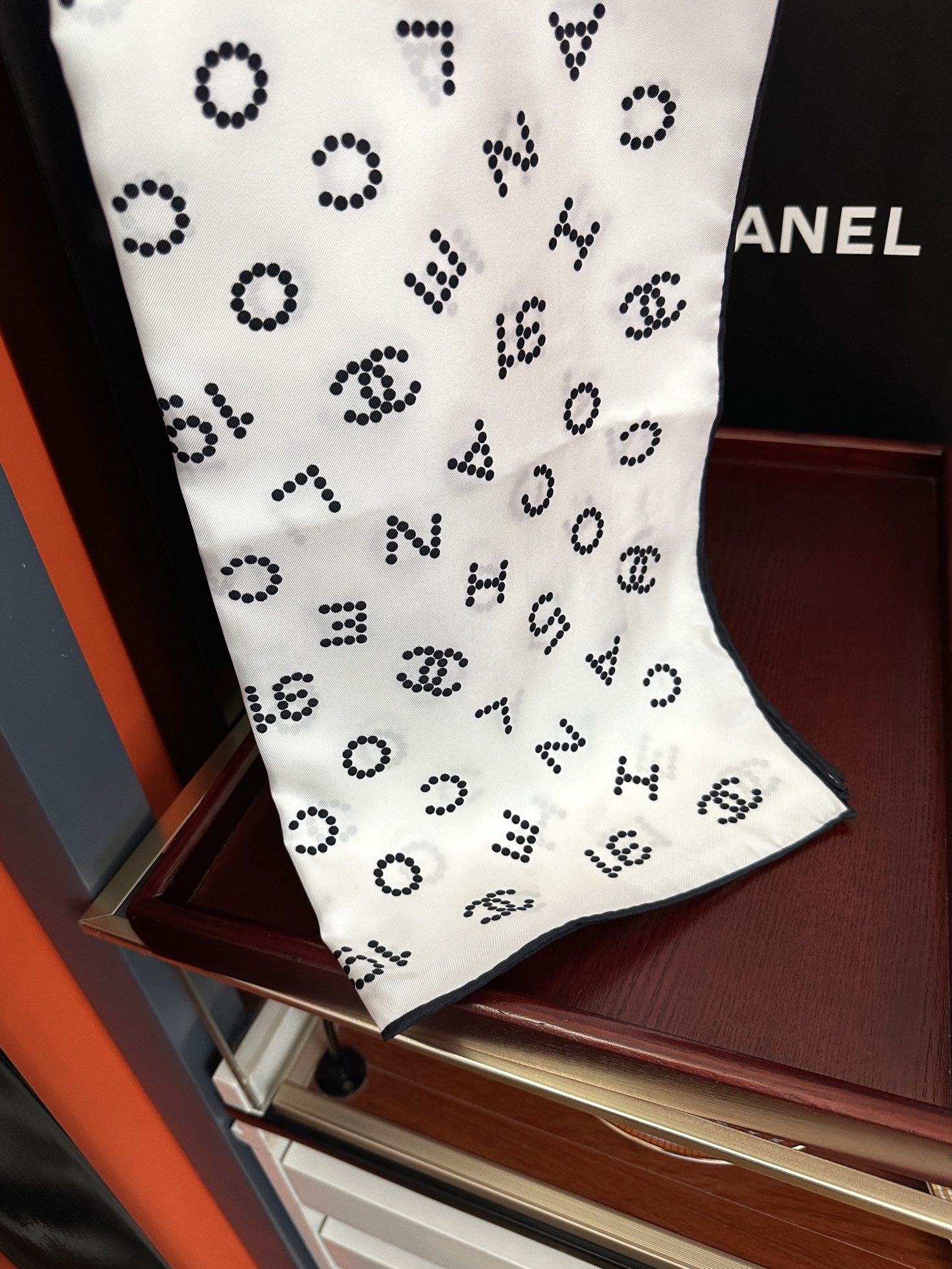 。 2010香奈儿 官网同步【双面同色 18姆米】 高版本👍香奶奶永远都是比较经典發一条印有字母Logo