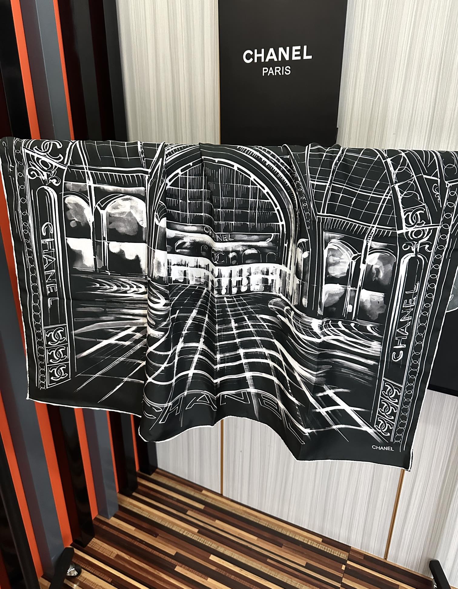  。2010新款 香奈 今年的爆款 这款必入丝巾 官网同步 的图案是巴黎大皇宫中被命名为“Gabriel