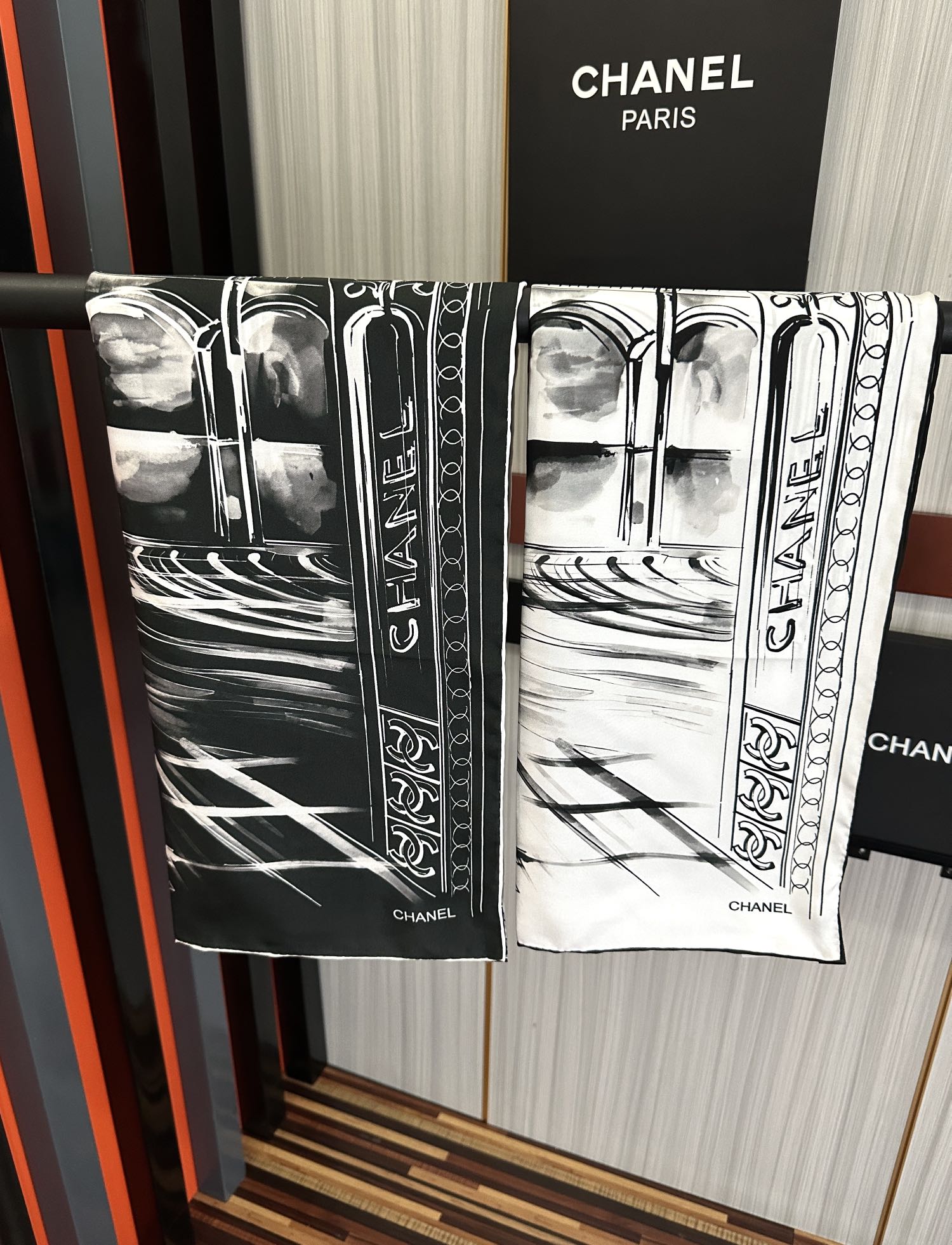  。2010新款 香奈 今年的爆款 这款必入丝巾 官网同步 的图案是巴黎大皇宫中被命名为“Gabriel