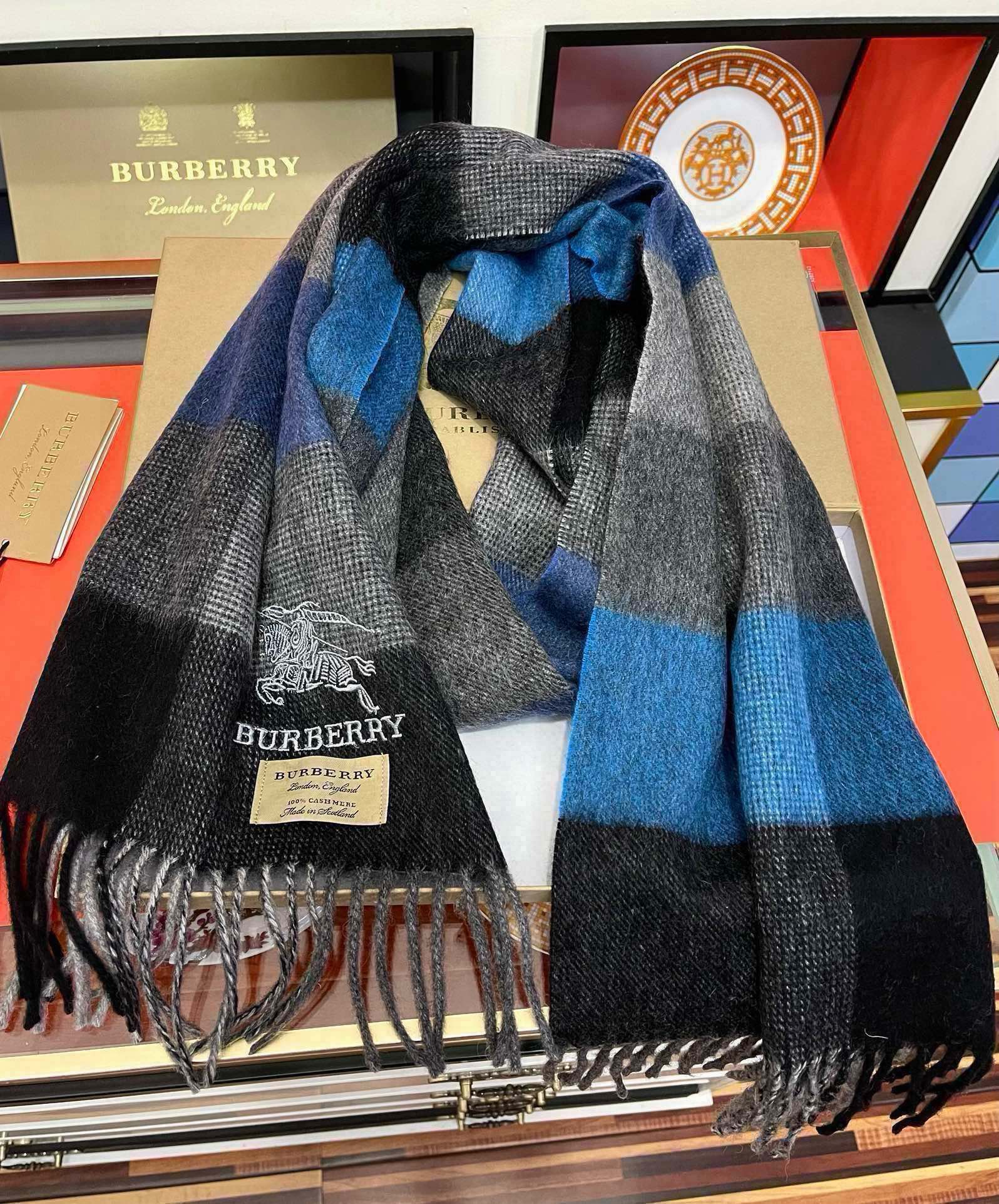 上新。巴家2025  最新款💖男女通用情侣👫款，永不过时，上身效果非常棒👍质感醇尚的苏格兰风格💕采用纯羊