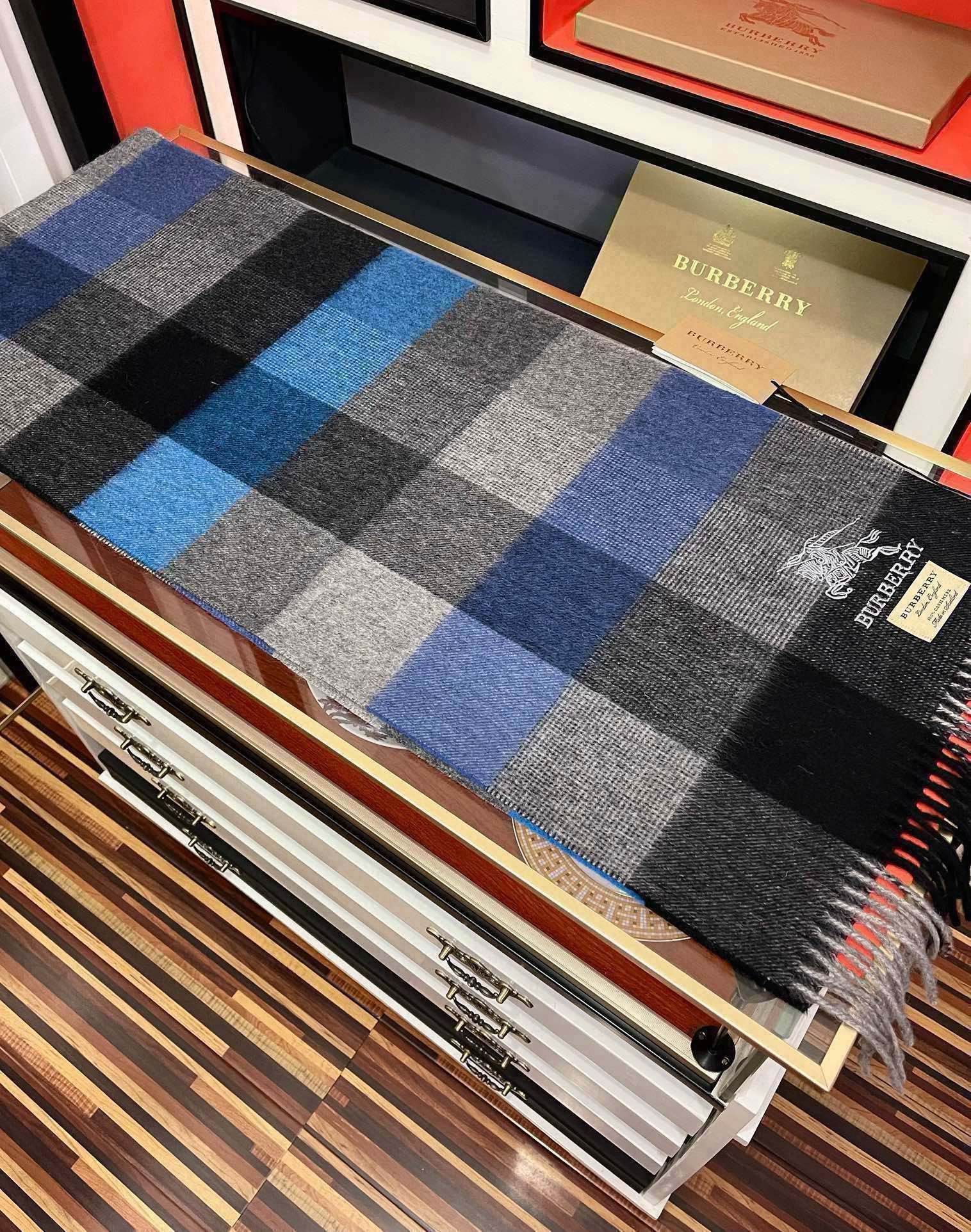 上新。巴家2025  最新款💖男女通用情侣👫款，永不过时，上身效果非常棒👍质感醇尚的苏格兰风格💕采用纯羊