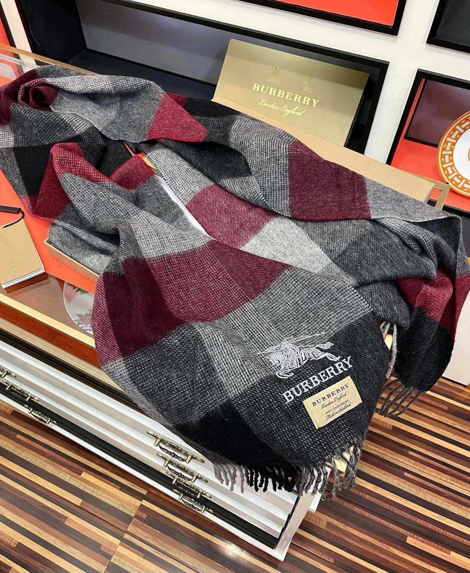 上新。巴家2025  最新款💖男女通用情侣👫款，永不过时，上身效果非常棒👍质感醇尚的苏格兰风格💕采用纯羊