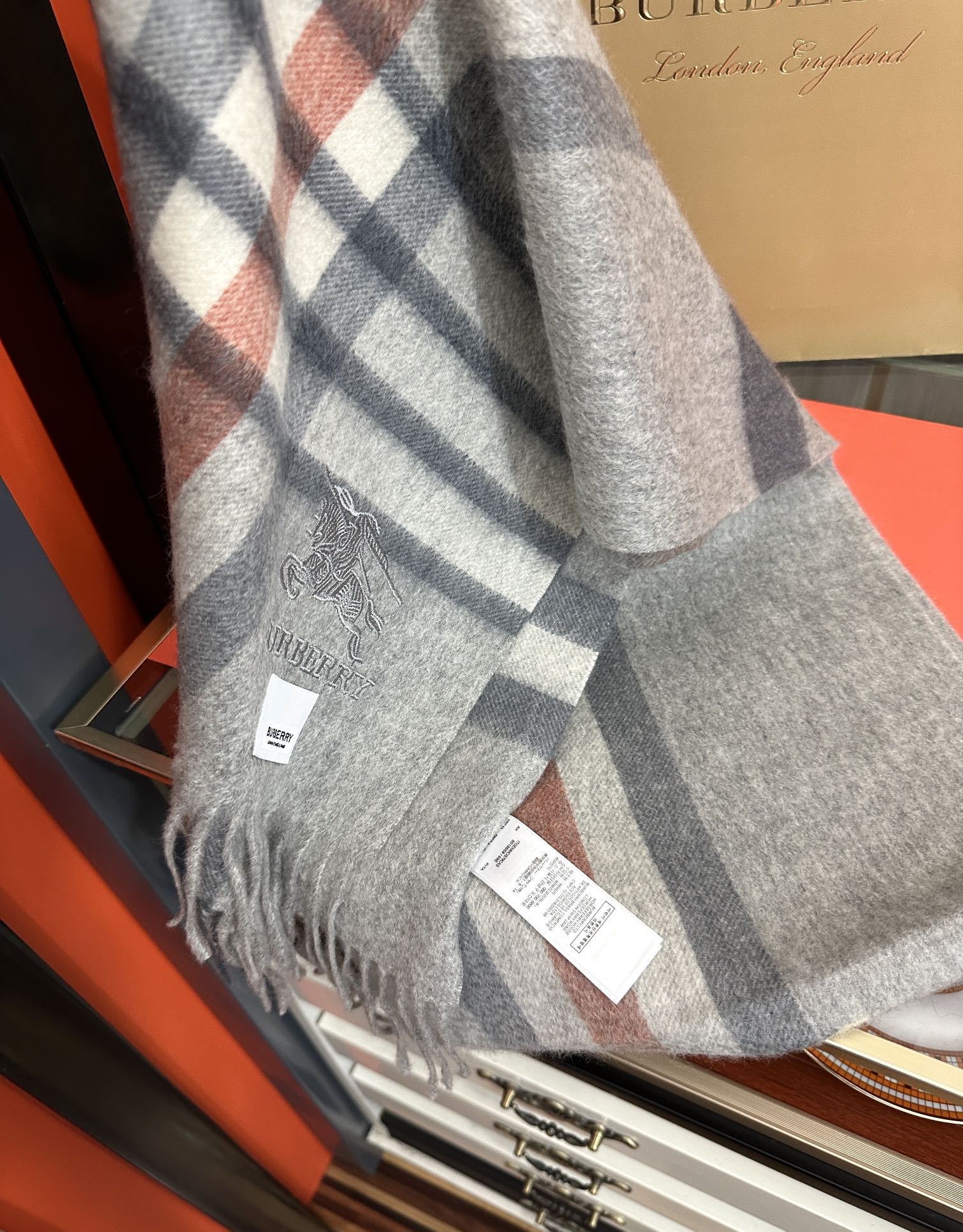 上新。2010 吧宝利 最爆款【采用内蒙古山羊绒】🎉男女士情侣款👫围巾‼️太美了😎让人耳目一新的感觉色色