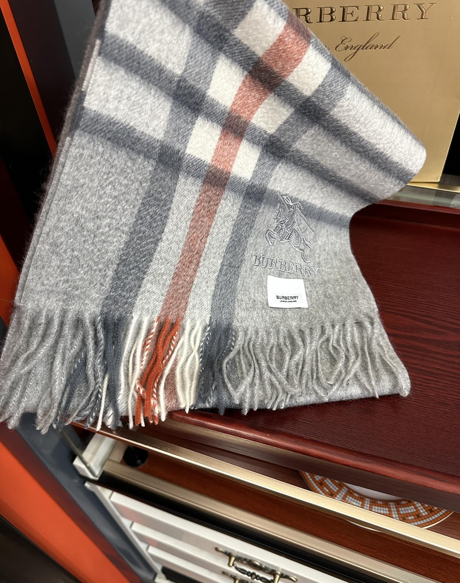 上新。2010 吧宝利 最爆款【采用内蒙古山羊绒】🎉男女士情侣款👫围巾‼️太美了😎让人耳目一新的感觉色色