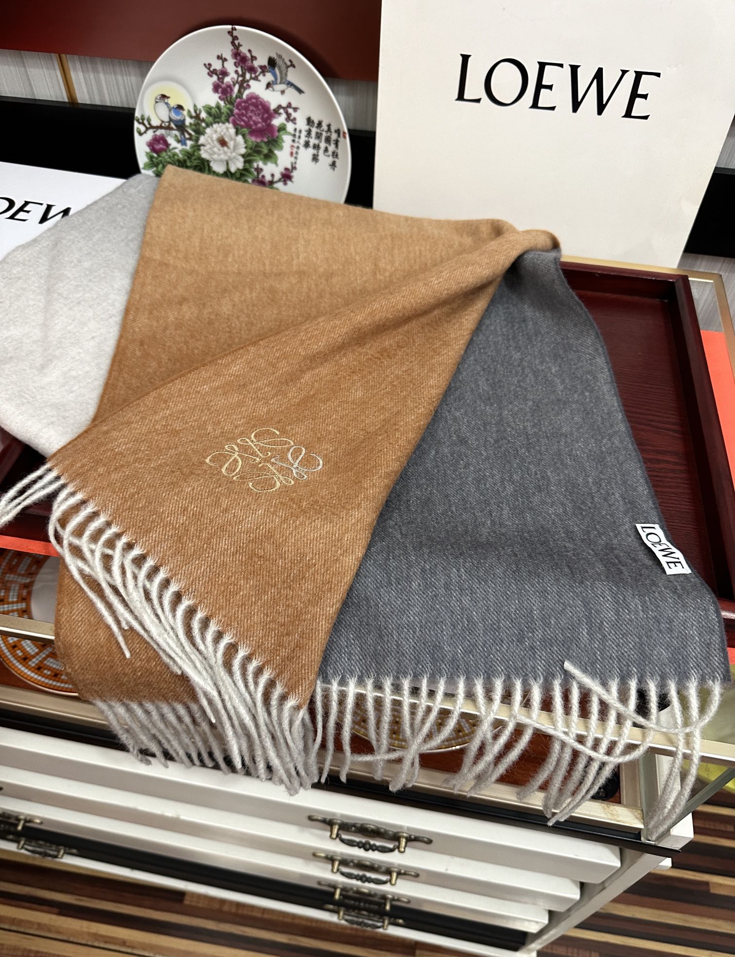 。 2010 新品，太美了，罗意威，采用内蒙古山羊绒，渐变系列，最新款男女通用情侣款👫重磅推荐💥 经典的