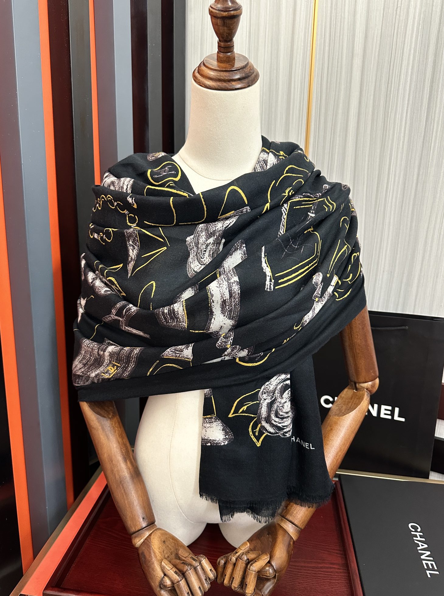 上新 小香 2025 新款真心赞👍【羊绒绒长巾】😘💍实物真心美 🎀披肩配以印花💓💃🏻无论设计喷绘都是非常