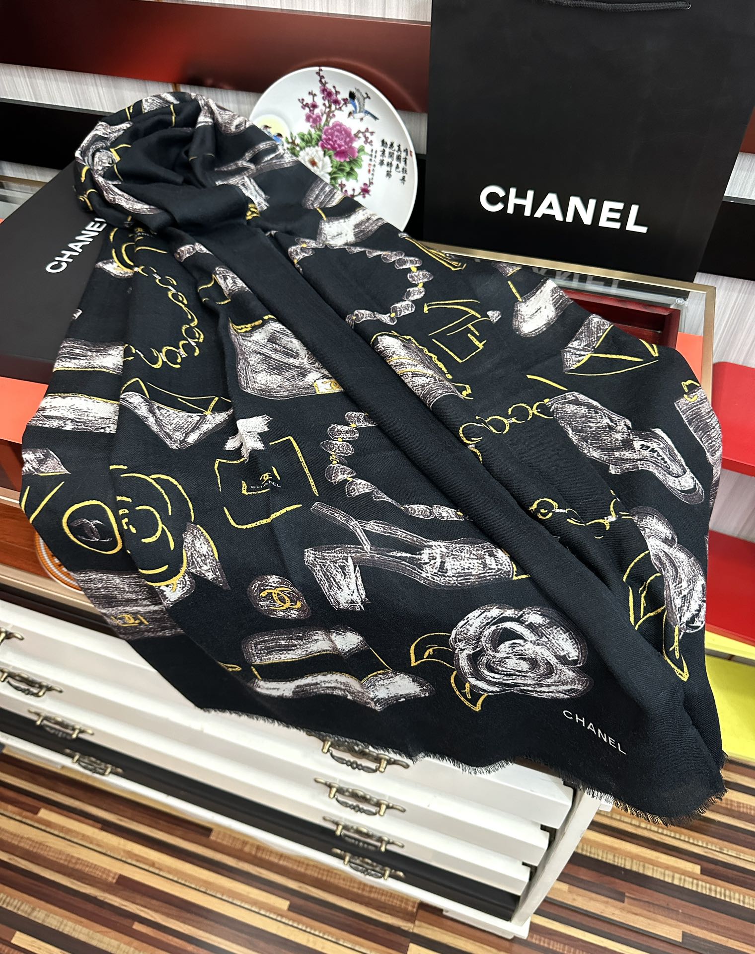 上新 小香 2025 新款真心赞👍【羊绒绒长巾】😘💍实物真心美 🎀披肩配以印花💓💃🏻无论设计喷绘都是非常