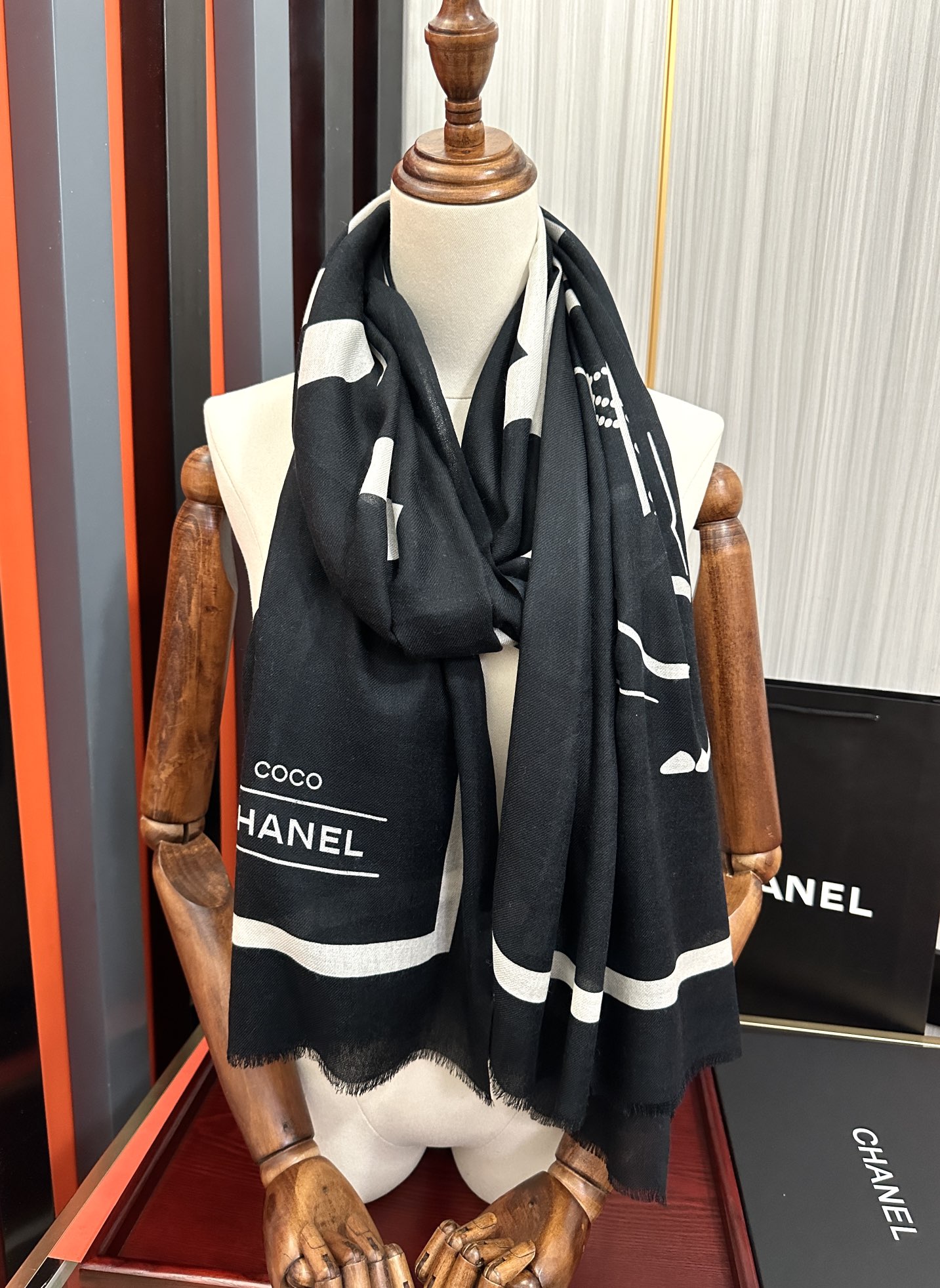 。2010 香奈儿 经典优雅Coco风礼物~气质到骨子里色香奶奶新一季的面料超高级，真心超级柔软，丝丝顺