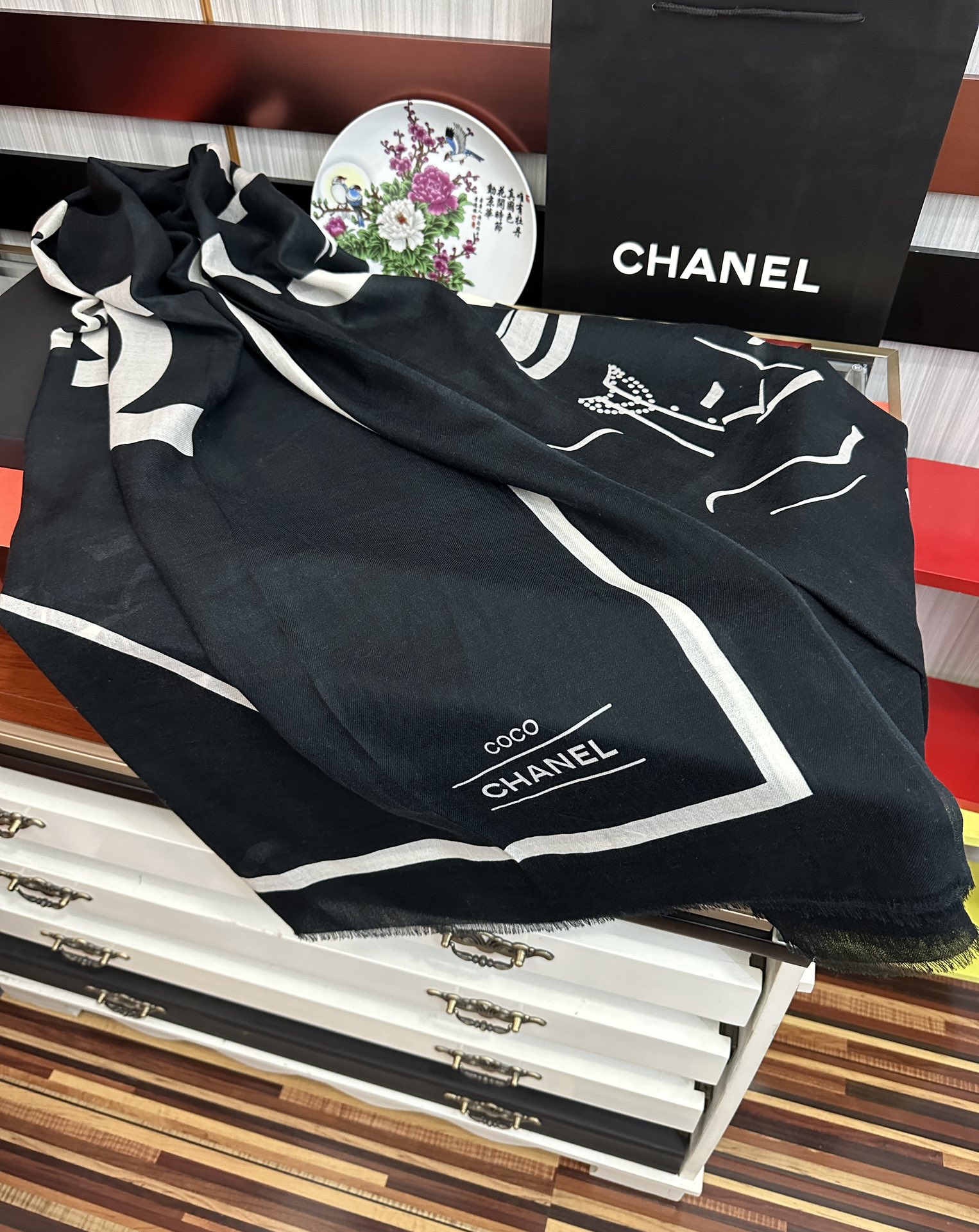 。2010 香奈儿 经典优雅Coco风礼物~气质到骨子里色香奶奶新一季的面料超高级，真心超级柔软，丝丝顺