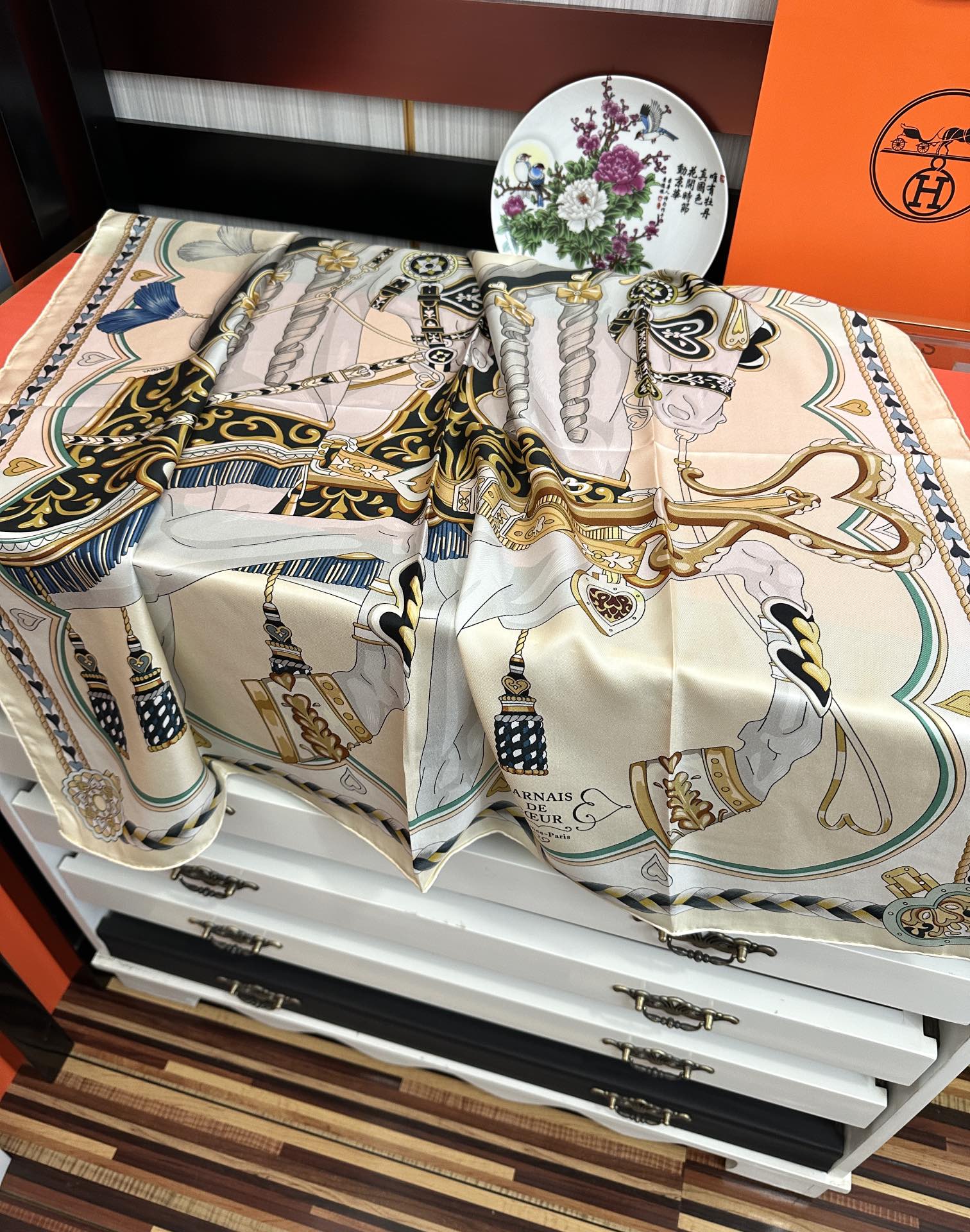 。高版本 爱马仕 2025新款【骏马奔腾】精致手工卷边，买到都说好👍下手一定要快高端 大爱❤️女人尤物 