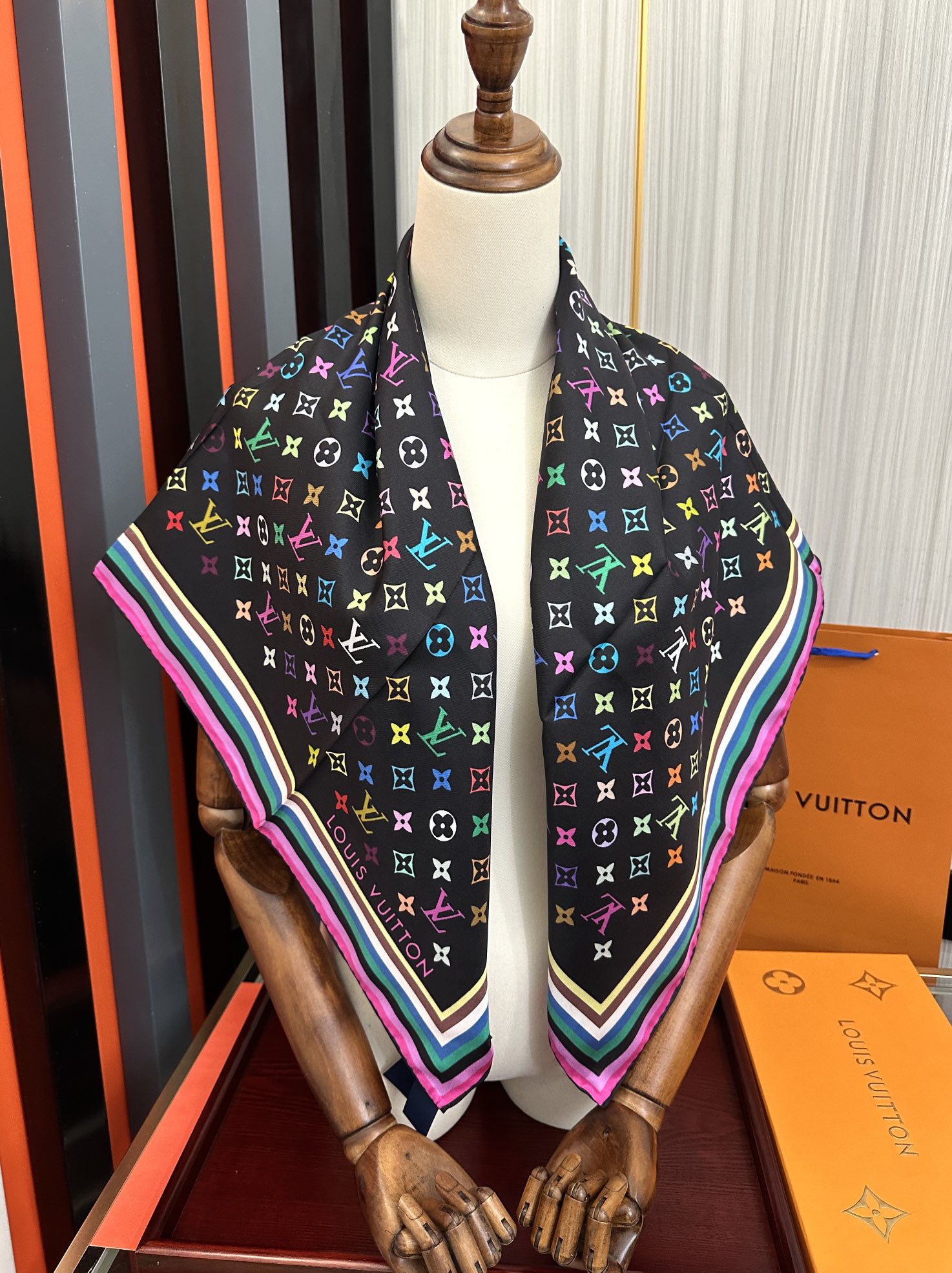 上新2025。💖L家🌟【经典款式】真丝方巾，买了都说好👍下手一定要快【高端 大爱❤️女人尤物 】货极少 