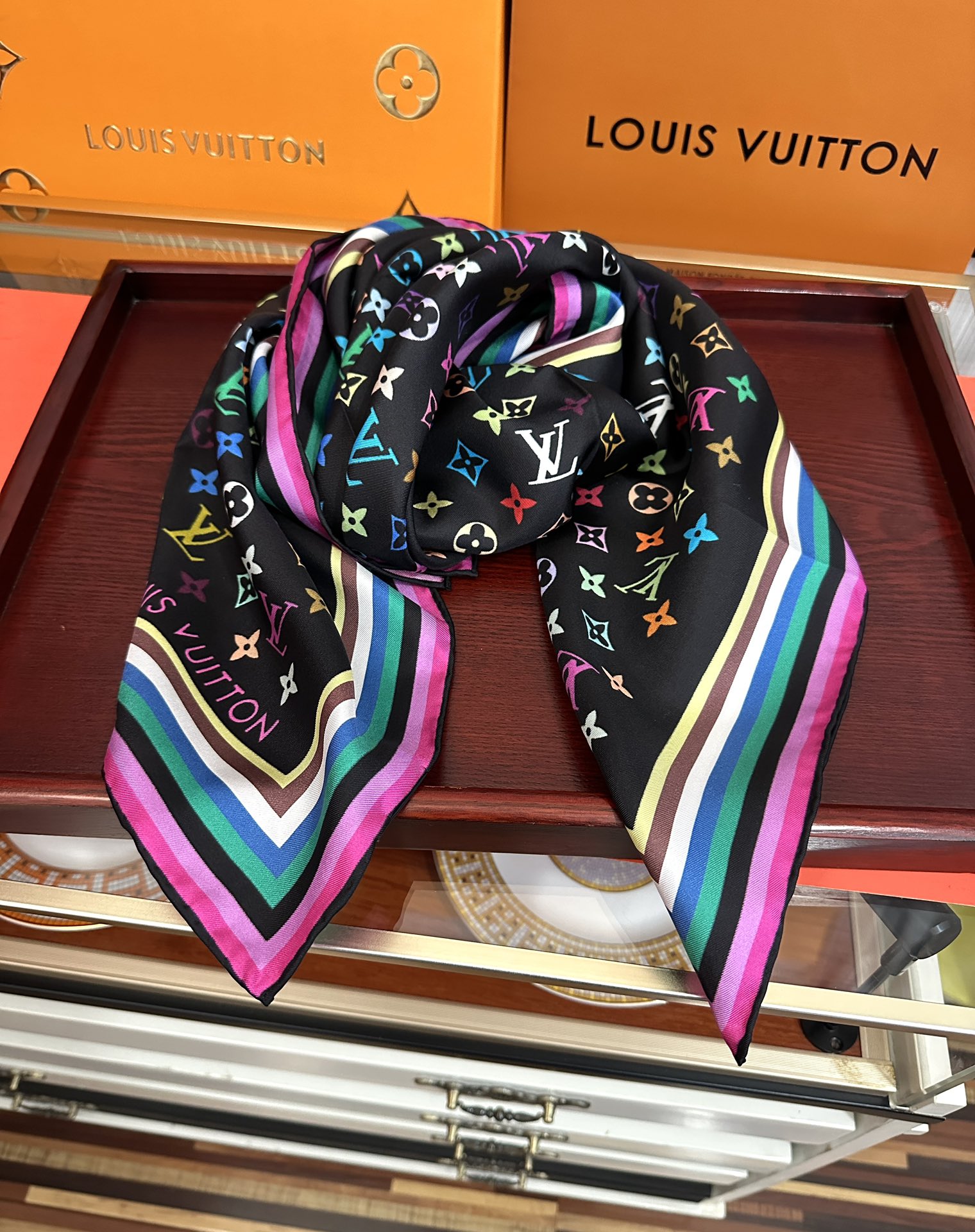 上新2025。💖L家🌟【经典款式】真丝方巾，买了都说好👍下手一定要快【高端 大爱❤️女人尤物 】货极少 