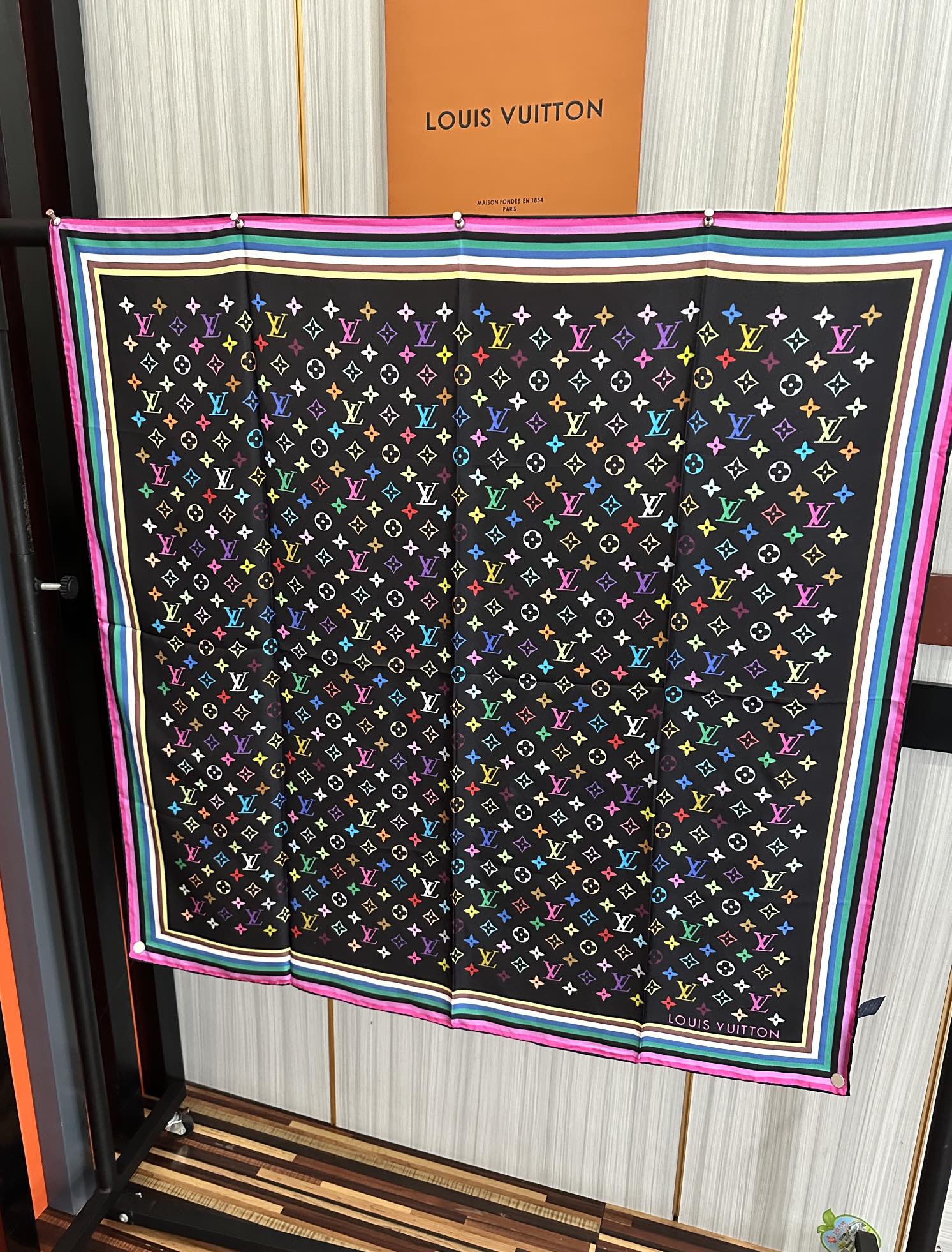 上新2025。💖L家🌟【经典款式】真丝方巾，买了都说好👍下手一定要快【高端 大爱❤️女人尤物 】货极少 