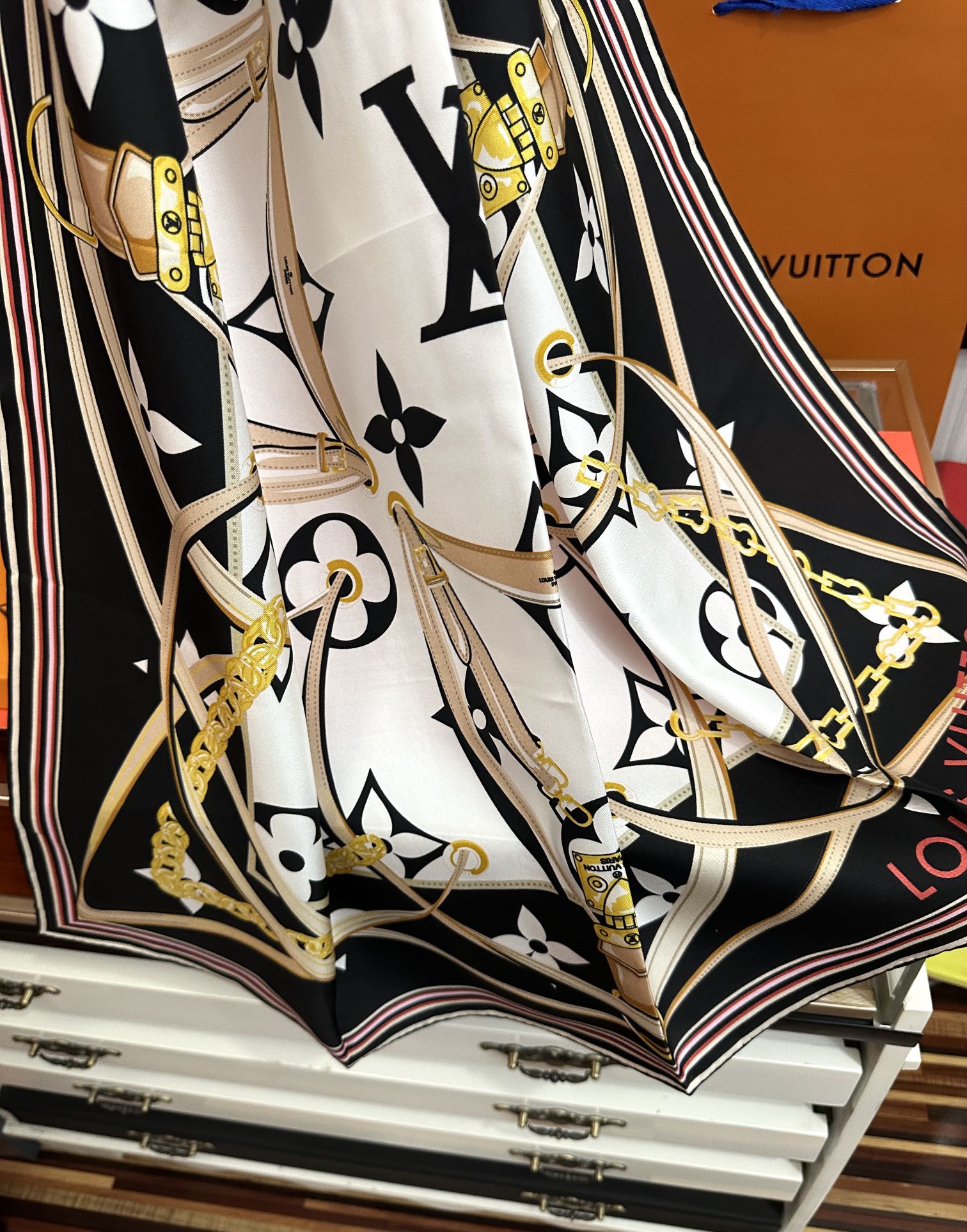 上新2025。💖L家🌟【经典款式】真丝方巾，买了都说好👍下手一定要快【高端 大爱❤️女人尤物 】货极少 