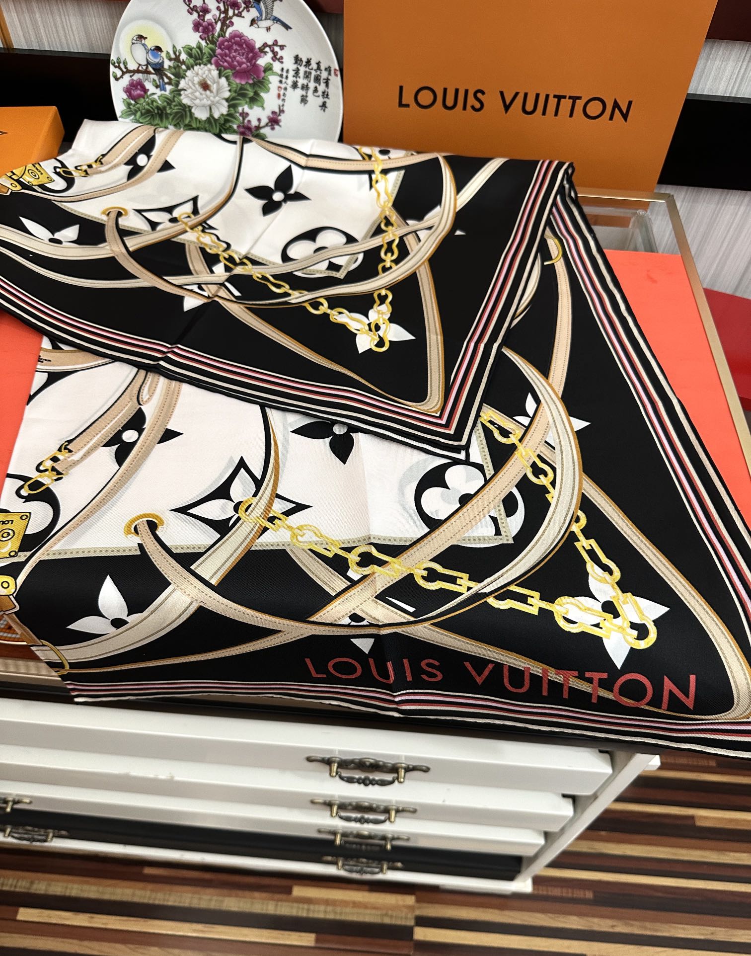 上新2025。💖L家🌟【经典款式】真丝方巾，买了都说好👍下手一定要快【高端 大爱❤️女人尤物 】货极少 