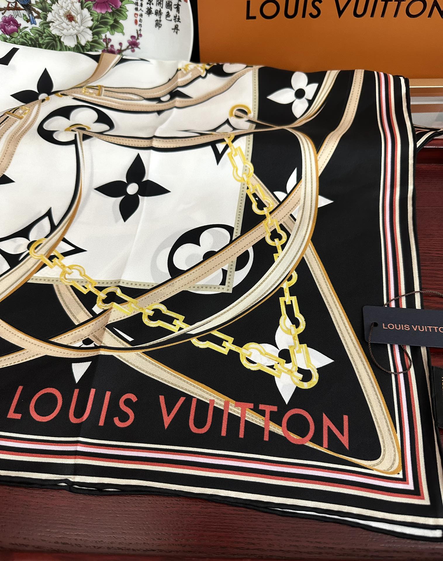 上新2025。💖L家🌟【经典款式】真丝方巾，买了都说好👍下手一定要快【高端 大爱❤️女人尤物 】货极少 