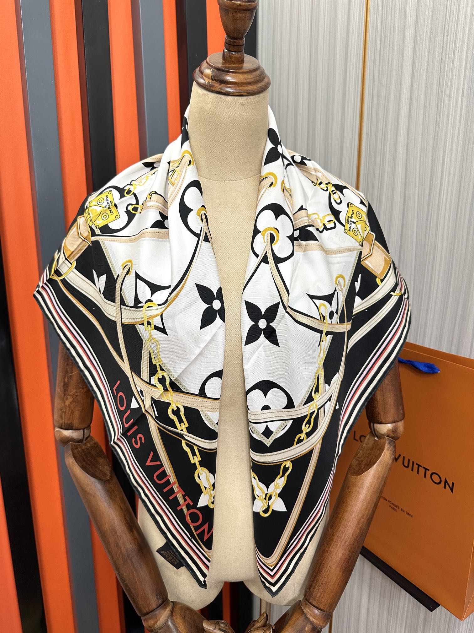 上新2025。💖L家🌟【经典款式】真丝方巾，买了都说好👍下手一定要快【高端 大爱❤️女人尤物 】货极少 