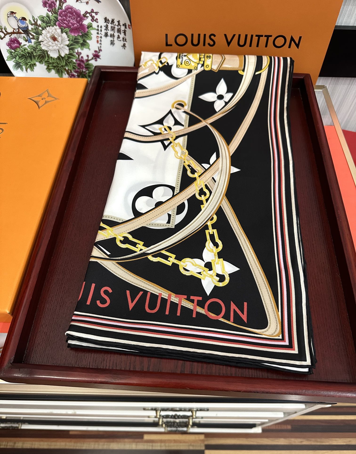 上新2025。💖L家🌟【经典款式】真丝方巾，买了都说好👍下手一定要快【高端 大爱❤️女人尤物 】货极少 