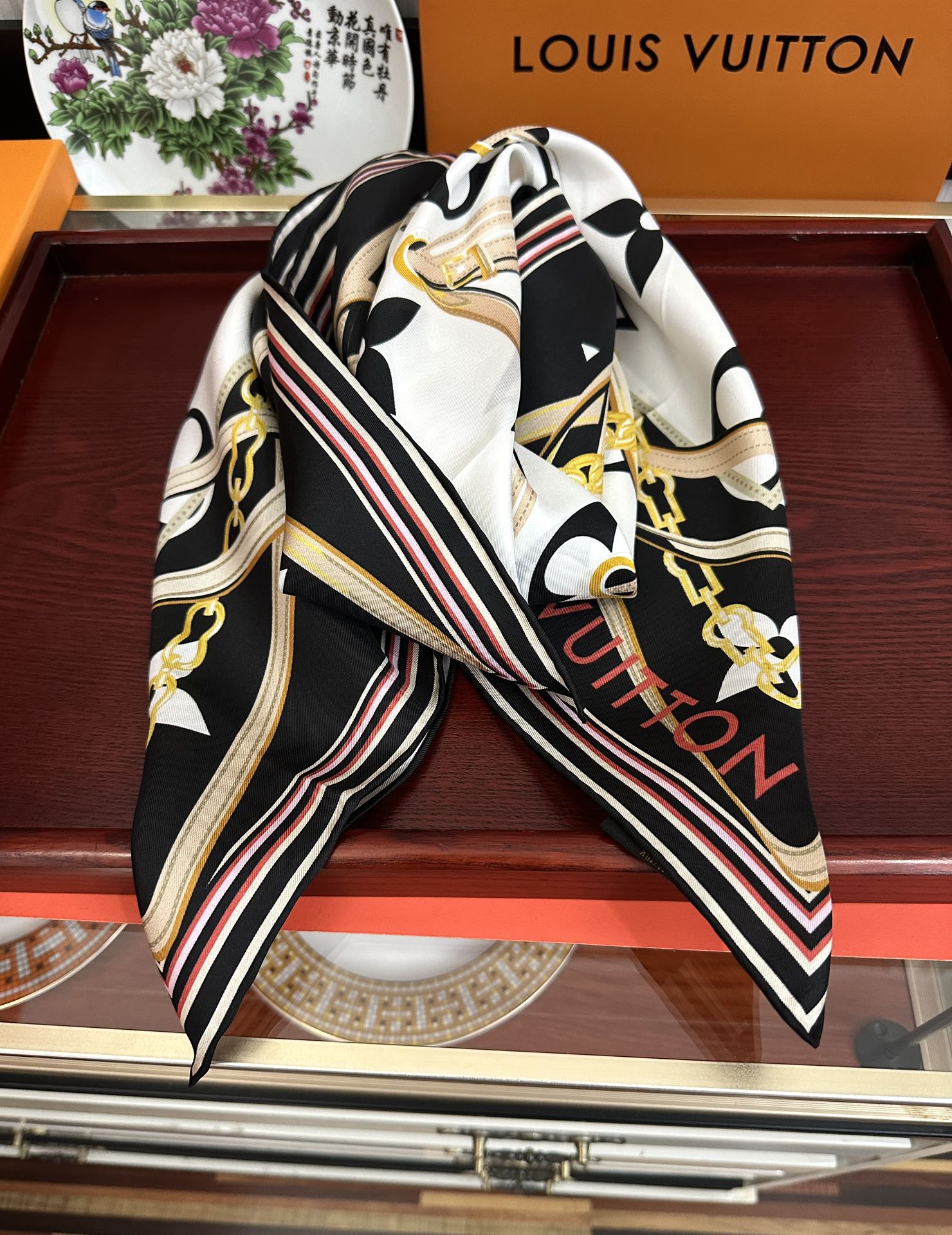 上新2025。💖L家🌟【经典款式】真丝方巾，买了都说好👍下手一定要快【高端 大爱❤️女人尤物 】货极少 