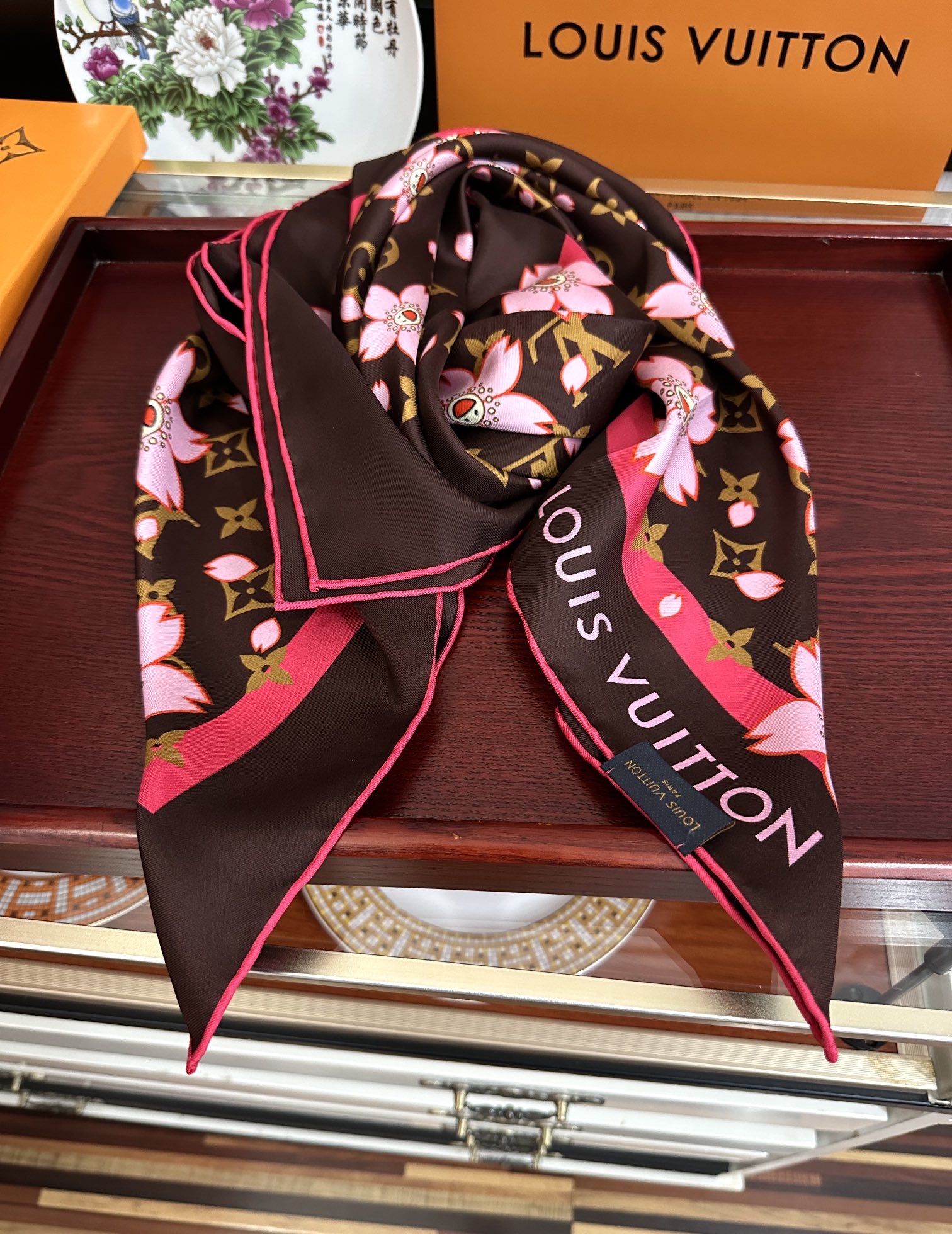 。高版本 LV官网同步【双面同色】太阳🌞花朵系列 太美了庆祝“L家”90典藏方巾通过别致的经典色彩向原创
