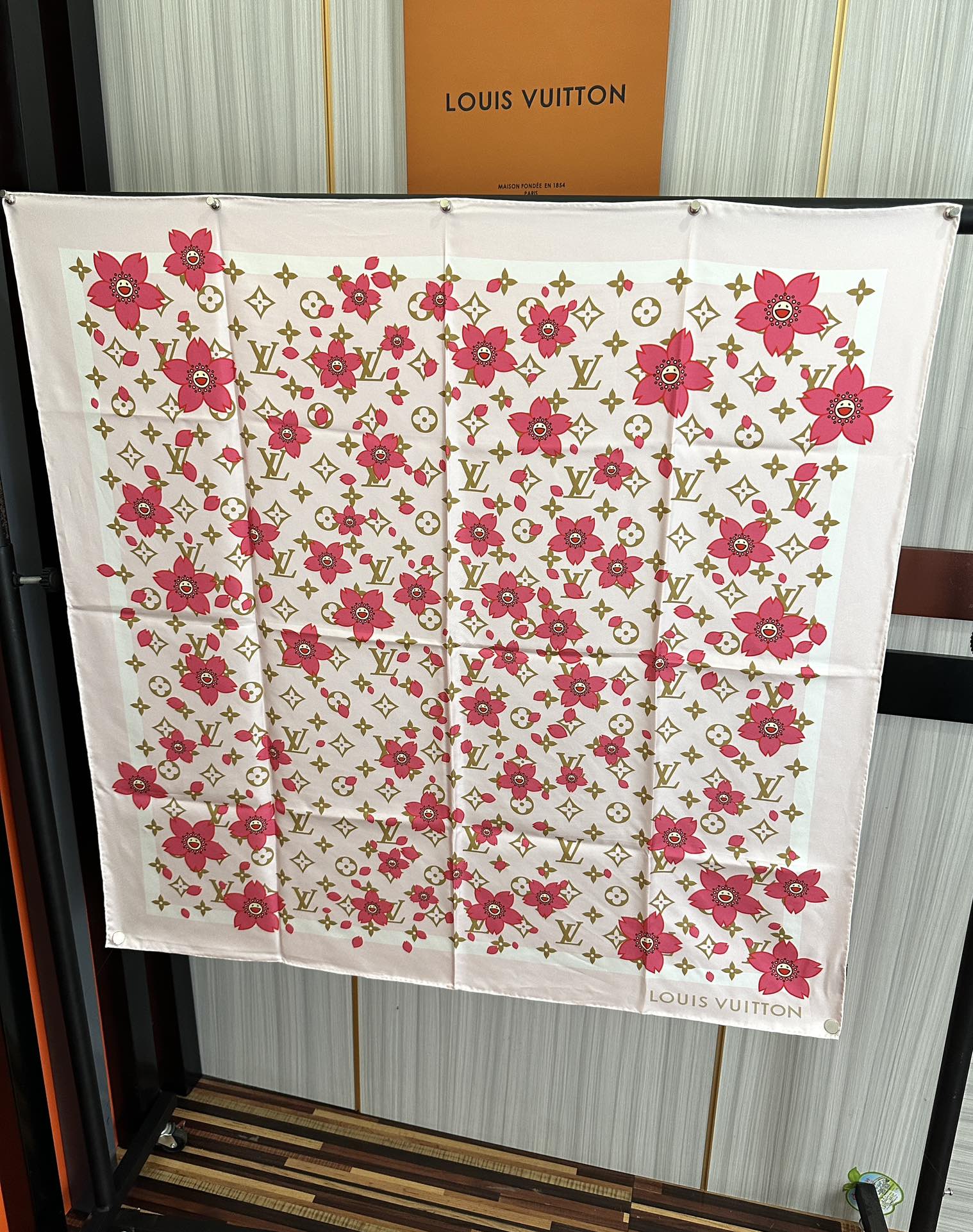 。高版本 LV官网同步【双面同色】太阳🌞花朵系列 太美了庆祝“L家”90典藏方巾通过别致的经典色彩向原创